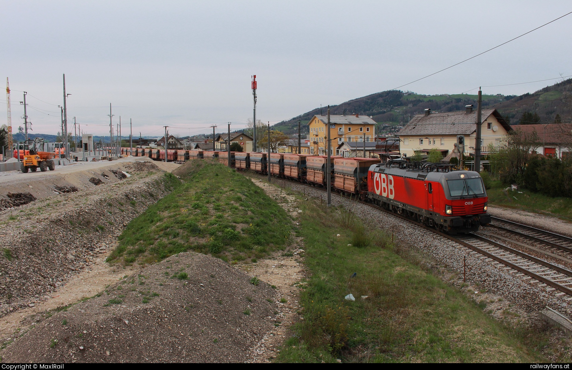 ÖBB 1293 188 in Micheldorf - Der Bahnhof Micheldorf idt zur Zeit eine Großbaustelle, denn es wird die Pyhrnbahn in diesem Bereich begradigt und der alte Bahnhof durch einen neuen ersetzt.
Die 1293 188 wartet hier am 14.4.2025 mit einem leeren Erzzug von Linz Stahlwerke nach Jesenice auf die Weiterfahrt.  Pyhrnbahn | Linz Hbf - Selzthal Railwayfans