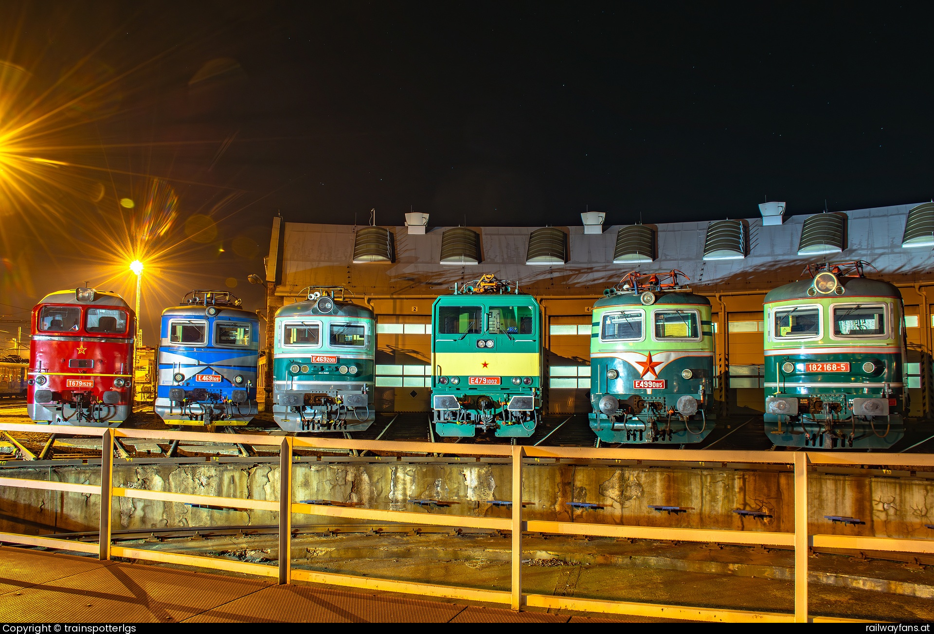 CD Cargo 122 001 in kruhová remíza - From L -> IDSC121 056+CDC122 001+ZSSKC131 001+002+CD140 085+CD 140 085
   Railwayfans
