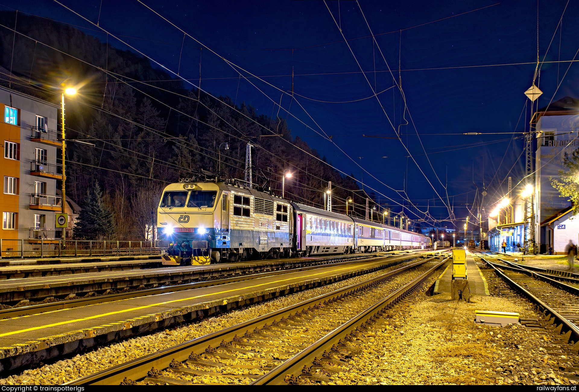 České dráhy 151 023 in Likavka - CD 151 023 ''Banan'' on EC 240 ''Kosican'' spotted in Ruzomberok   Railwayfans