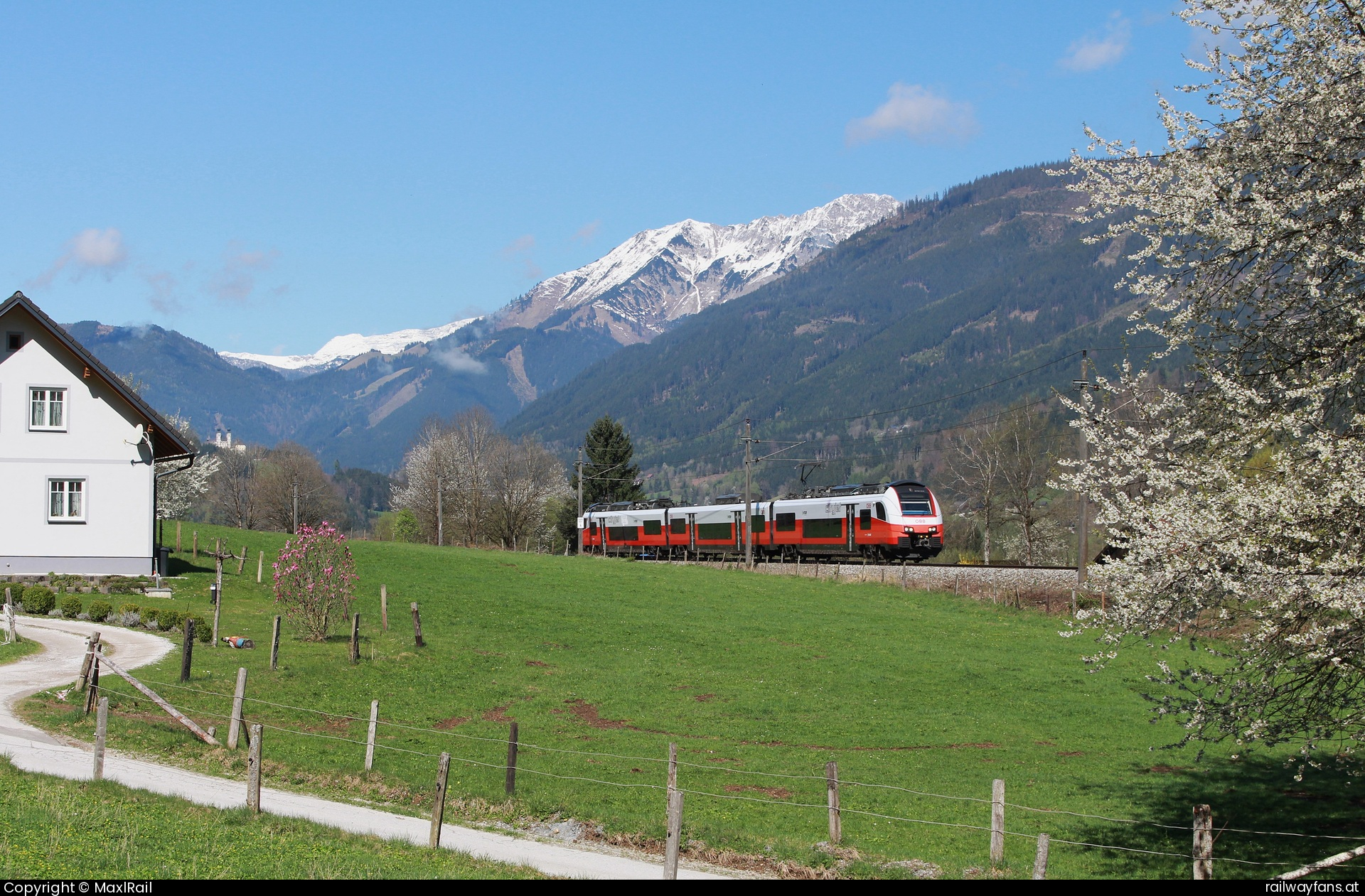 ÖBB 4744 024 in Admont mit dem R 1925 - Immer an Wochenenden und Feiertagen verbindet den zwei Zugpaare (einmal vormittags und einmal Abends) Wien mit Selzthal wobei über Kleinreifling und Hieflau gefahren wird.
Der vormittags verkehrende R1925 fährt hier am 19.4.2025 in Form des 4744 024 von Selzthal nach Wien Westbahnhof kurz vor dem Bahnhof Admont.  Gesäusebahn Railwayfans