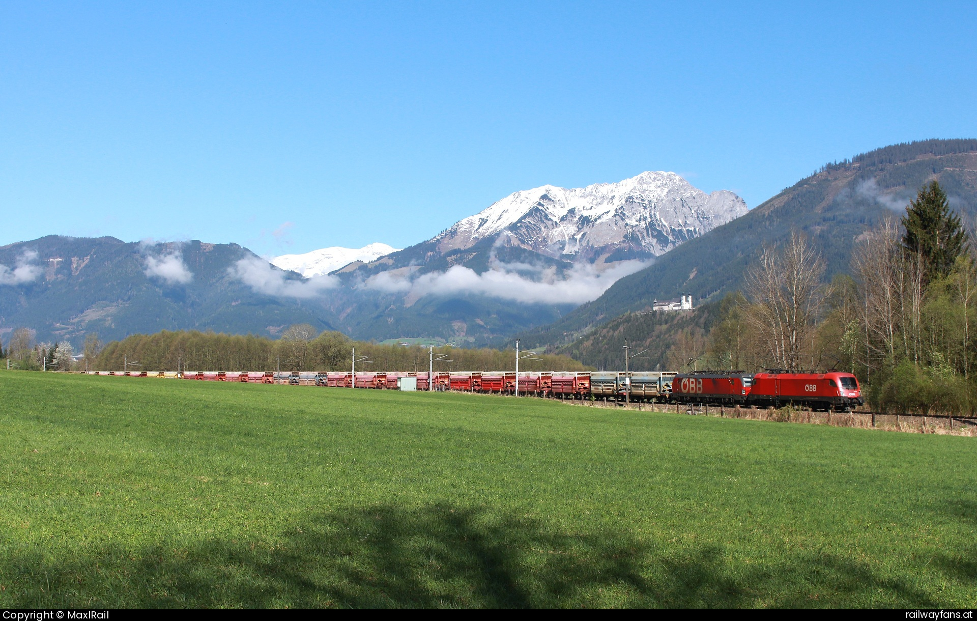 ÖBB 1016 008 in Admont - Am warmen Vormittag des 19.4.2025 lichtet sich der Nebel über dem Ennstal und gibt den Blick auf das herrliche Bergpanorama sowie auf das Stift Frauenberg frei vor dem, entlang saftig grüner Wiesen die 1016 008 und die 1293 195 mit einem leeren Erzzug von Selzthal nach Eisenerz fahren hier kurz hinter dem Bahnhof Frauenberg an der Enns.  Gesäusebahn Railwayfans