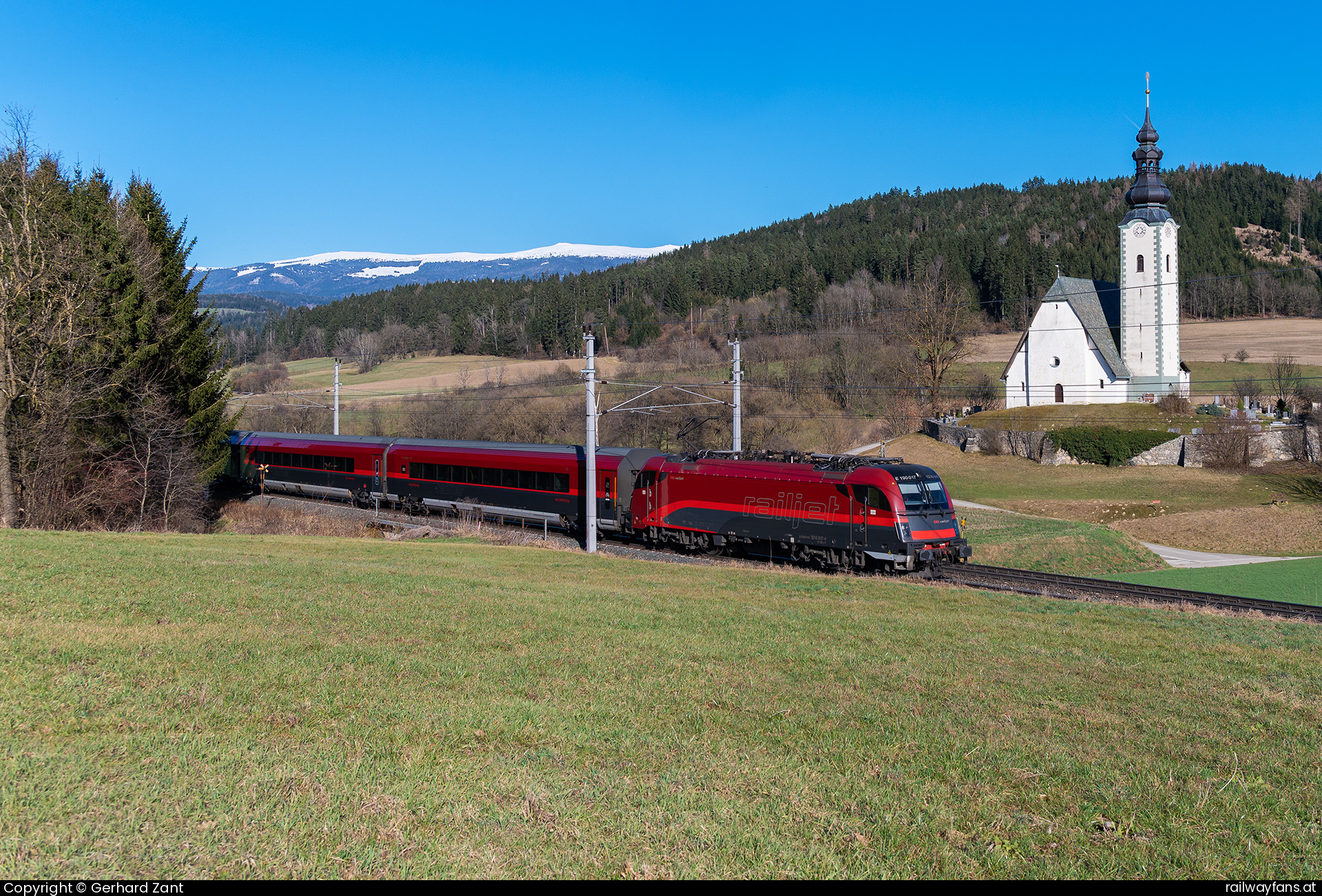 ÖBB 1216 017 in Passering mit dem RJ 133  Railwayfans