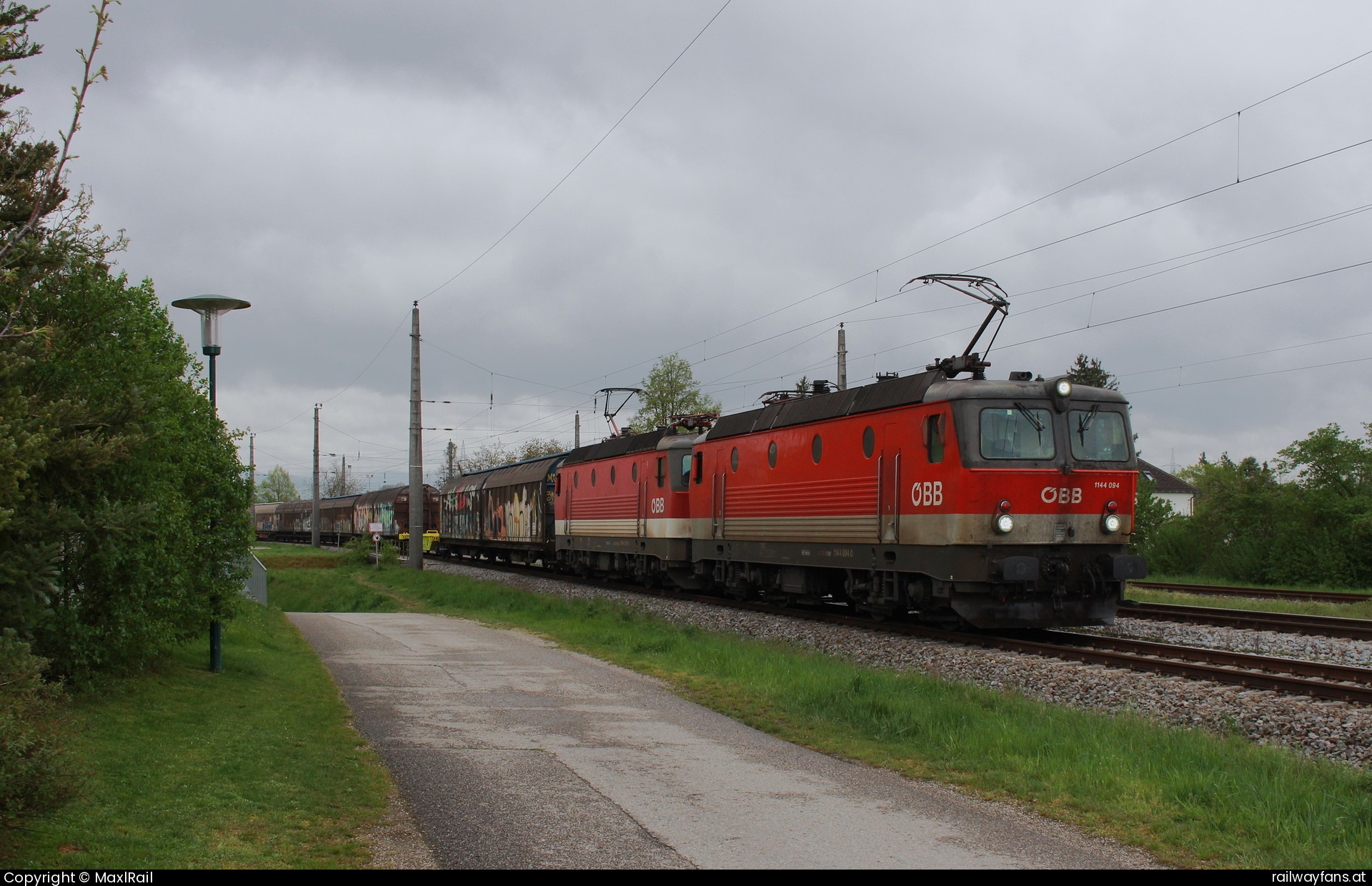 ÖBB 1144 094 in Ernsthofen - Kurz vor dem Zielbahnhof Linz Vbf in Ernsthofen lichtete sich am 18.4.2025 der Himmel etwas und der Regen hörte auf.
Die 1144 094 und die 252 warten hier mit einem gemischten Güterzug von Graz Vbf kommend auf die Weiterfahrt ihrem Ziel entgegen.  Kronprinz Rudolf-Bahn Railwayfans
