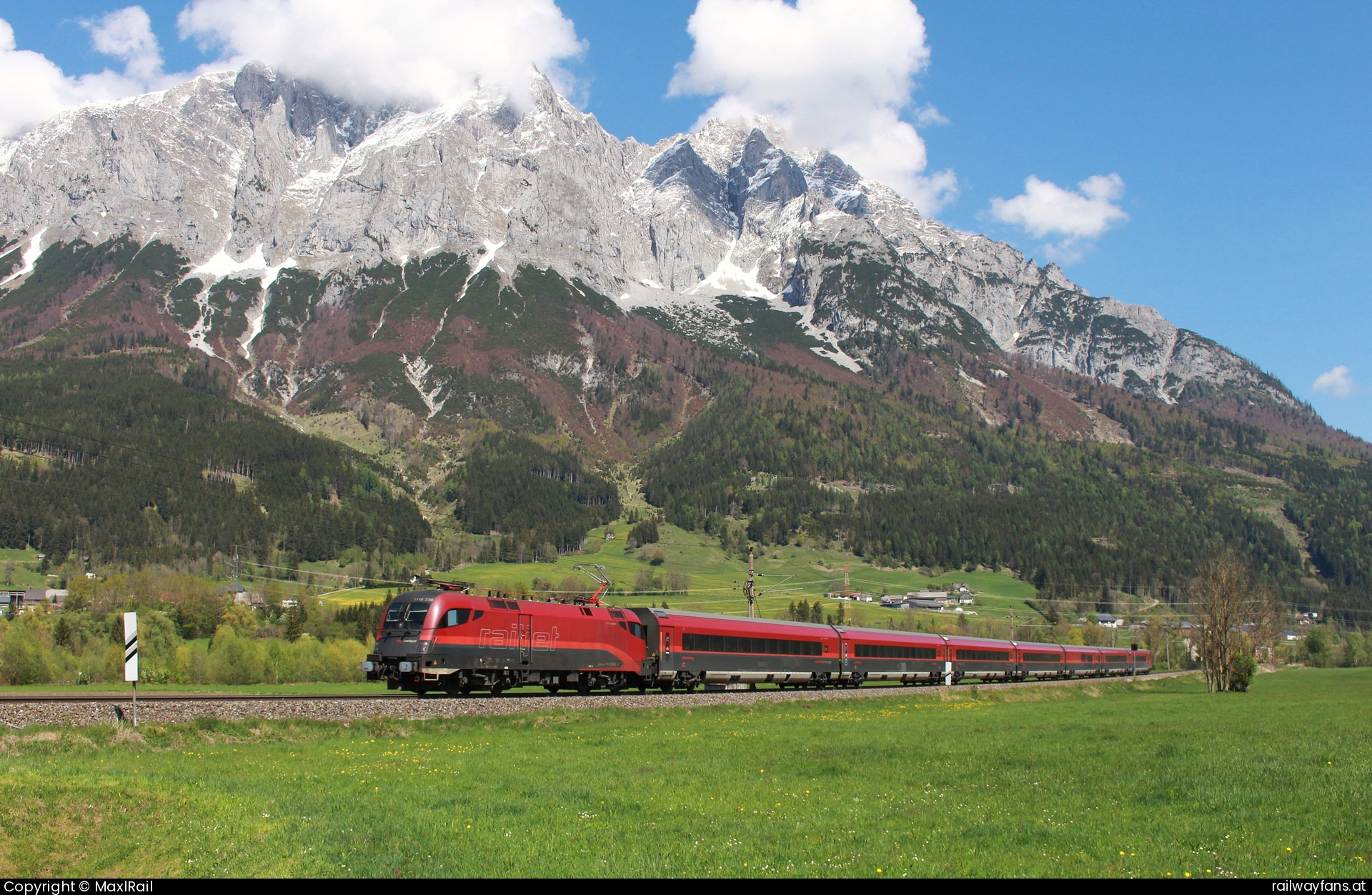 ÖBB 1116 239 in  mit dem EC 164 (Transalpin) - Wegen der Sperre der Arlbergbahn zwischen Ötztal und Bludenz verkehrte der EC163 bzw EC164 zwischen Graz und Ötztal mit einer Railjet Garnitur.
Am 27.4.2024 fährt die 1116 239 mit der Railjet-Garnitur 40 als EC164 