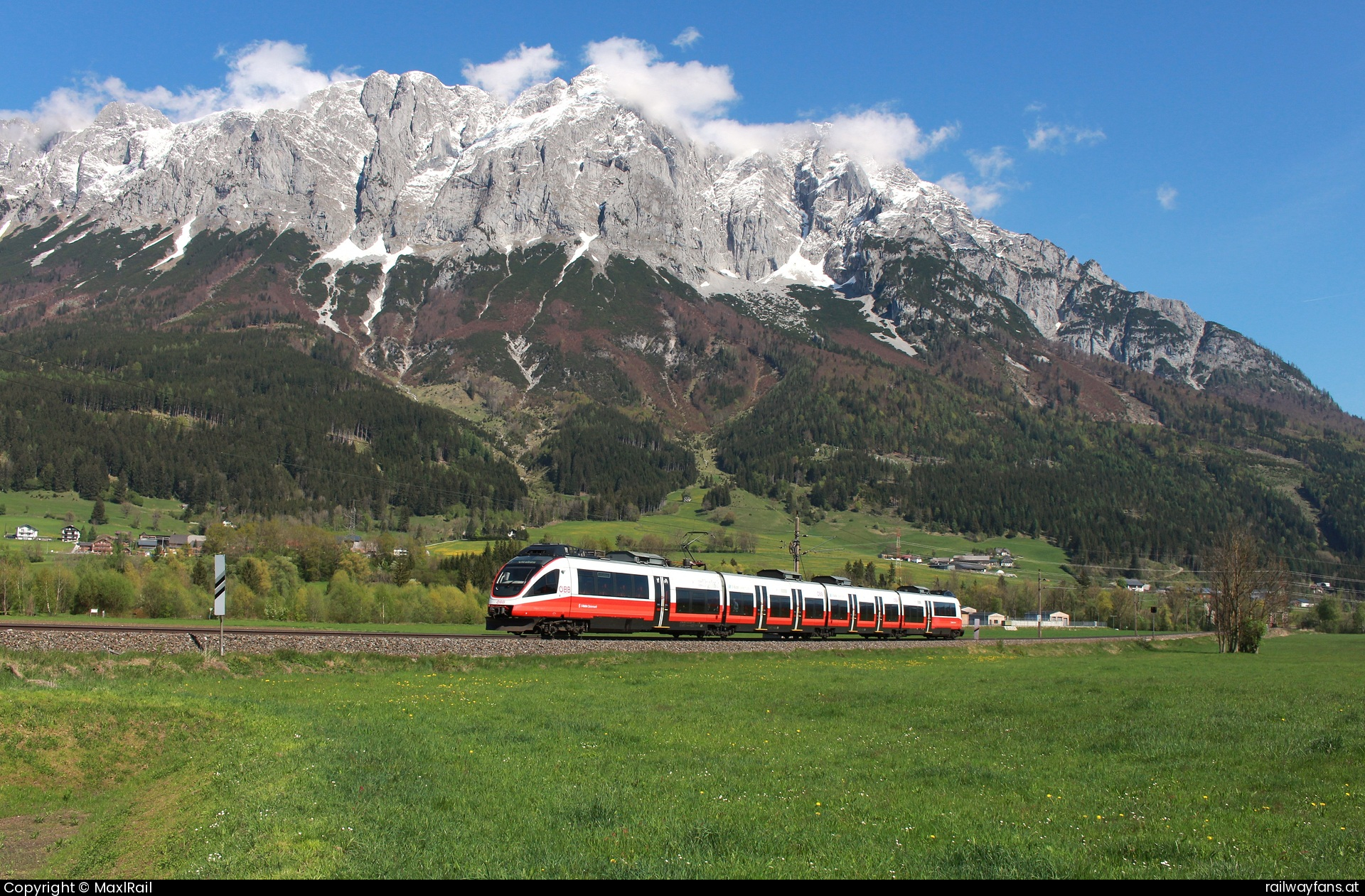 ÖBB 4024 116 in  mit dem R 4474 - Im Zweistundentakt verkehren im Ennstal die Regionalzüge zwischen St.Michael und Schladming und durchfahren dabei das landschaftlich reizvolle Ennstal.
Am 27.4.2025 fährt der 4024 116 als R4474 von St.Michael nach Schladming in die Haltestelle Niederöblarn ein.  Ennstalbahn Selztal - Bischofshofen Railwayfans