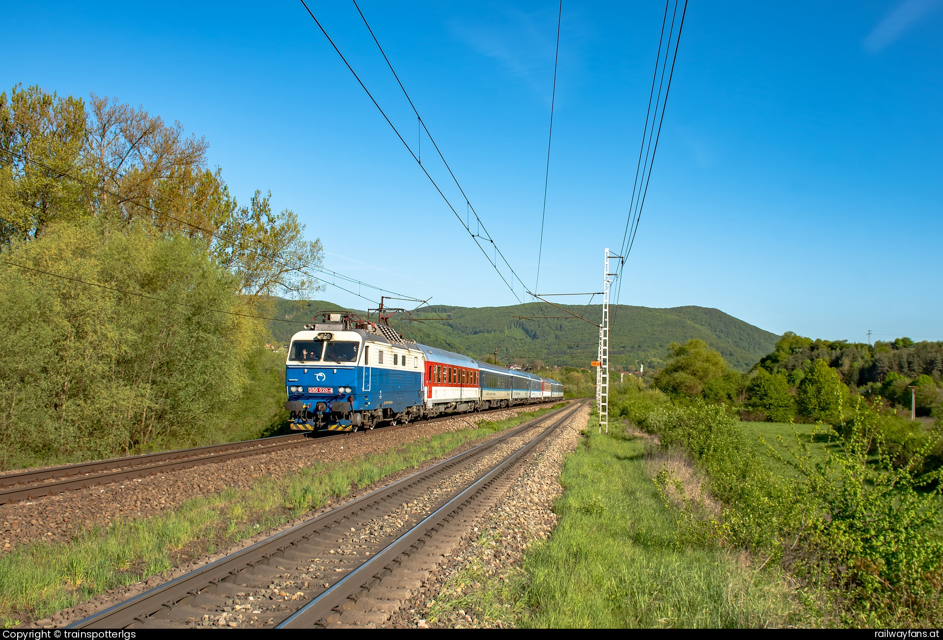 ZSSK 350 020 in Družstevná pri Hornáde - ZSSK 350 050 on EN (Praha-Kosice) spotte in Kostoľany nad Hornádom    Railwayfans