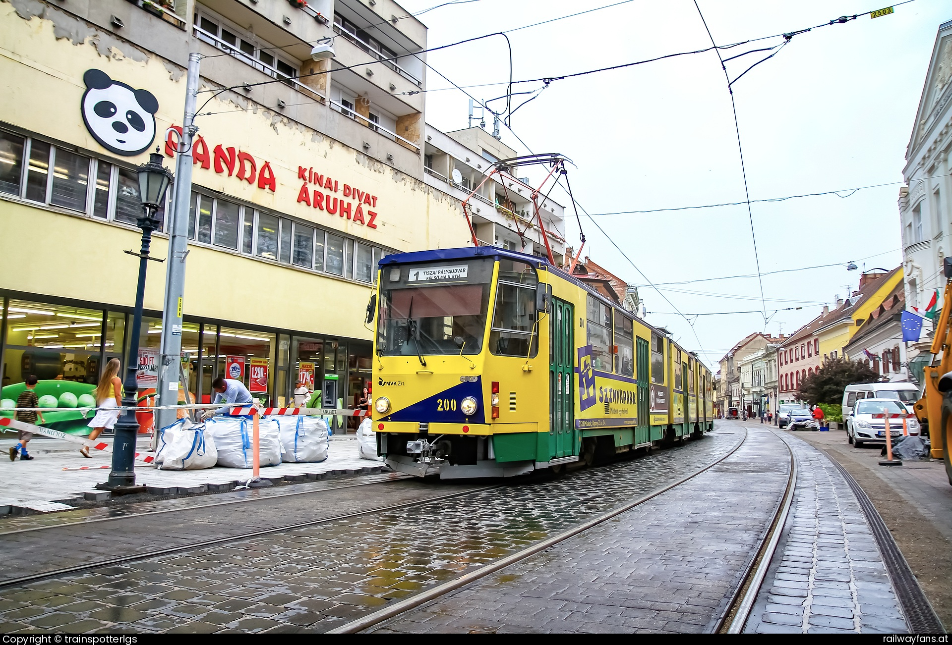 MVK 200 in Széchenyi István utca - MVK Kt8d5 200 on L1 spotted in Városház tér   Railwayfans