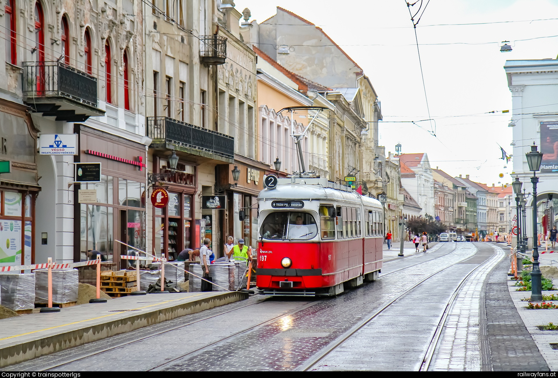 MVK 197 in Széchenyi István utca - MVK E1 197 spotted in Villanyrendőr   Railwayfans