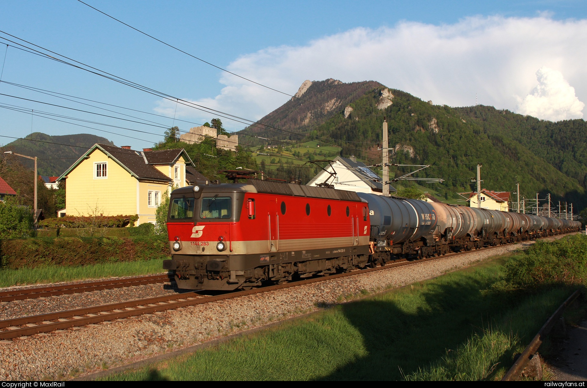 ÖBB 1144 283 in Losenstein - Im letzten Abendlicht des 28.4.2025 fährt die 1144 283 mit einem leeren Kesselwagenganzzug von Klagenfurt kommen durch den Bahnhof Losenstein in Richtung Salzburg Gnigl.
Der Zug hatte das Ziel Stendell im Osten von Brandenburg.  Kronprinz Rudolf-Bahn Railwayfans