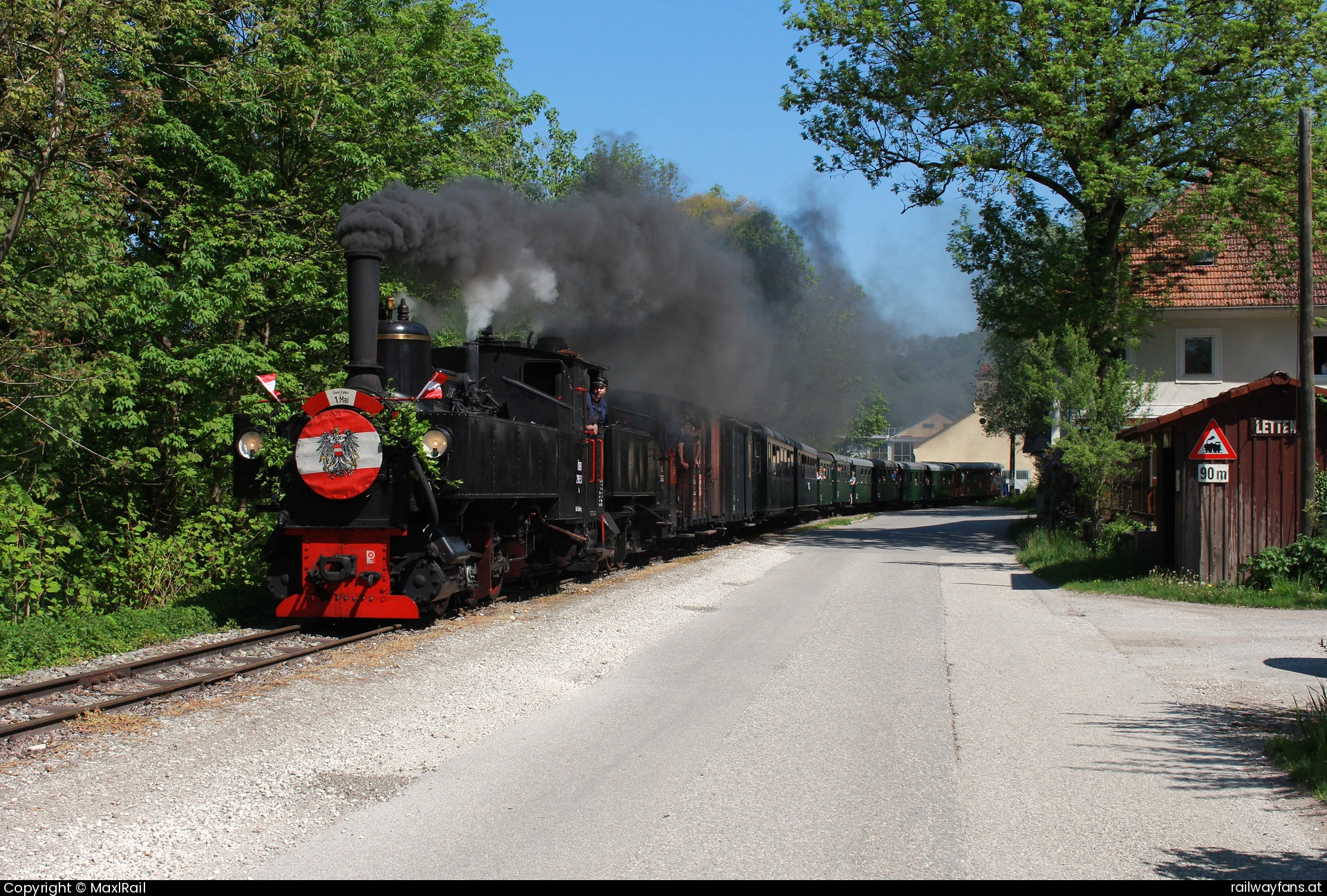 ÖGEG 298.53 in Letten mit dem GK 13 - Die Haltestelle Letten liegt direkt neben einem Gutshof in einem Wald.
Die 298.53 und die 298.102 rollen hier am 1.5.2025 mit einem Personenzug von Steyr Lokalbahnhof nach Grünburg in die Haltestelle um einige Fahrgäste aufzunehmen.  Steyrtalbahn  Railwayfans