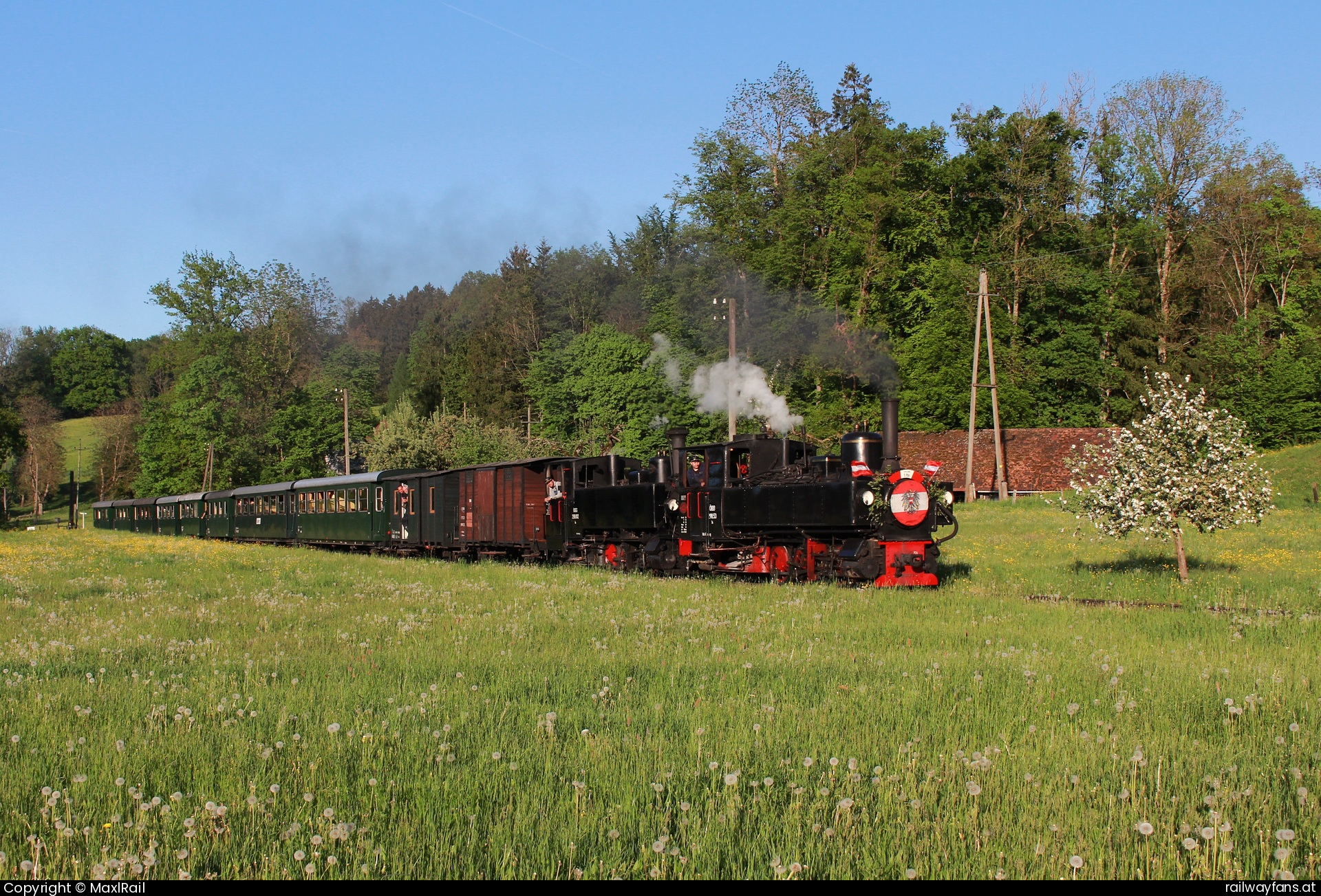 ÖGEG 298.53 in Aschach an der Steyr mit dem GK 29 - Kurz vor der Halte- und Ladestelle Sommerhubermühle fahren im herrlichen Abendlicht des 1.5.2025 die 298.53 und die 298.102 mit einem Personenzug von Steyr Lokalbahnhof kommend ihrem Ziel Grünburg entgegen.  Steyrtalbahn  Railwayfans