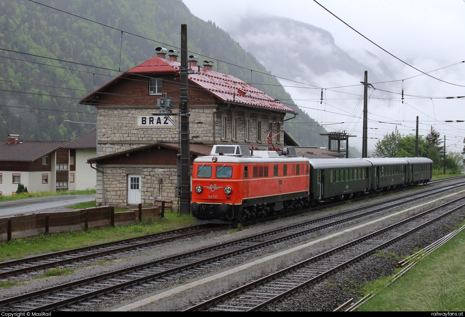 Pro Bahn Vorarlberg 1110 505 in Braz mit dem SLP 14485 - Fast wie vor 40 Jahren steht am 5.5.2025 die 1110.505 mit einem Personenzug von Bludenz in Richtung Arlberg im Bahnhof Braz und wartet auf die Zugkreuzung mit einem Schnellzug.
Der Personenzughalt hier wurde bereits Ende 1999 aufgelassen.  Arlbergbahn Railwayfans