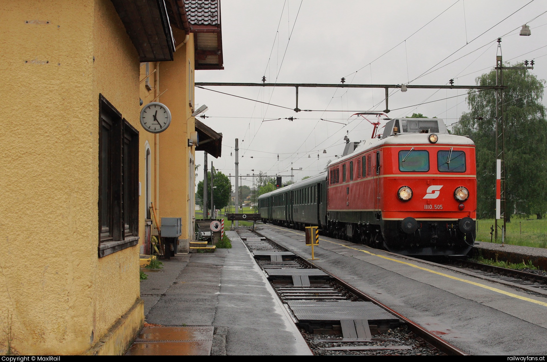 Pro Bahn Vorarlberg 1110 505 in Nendeln mit dem SLP 14494 - Der Bahnhof Nendeln liegt bereits im Fürstentum Liechtenstein wird allerdings von den ÖBB betrieben.
Die 1110.505 steht hier am 5.5.2025 im passenden Ambiente mit einem kurzen Personenzug am Weg von Feldkirch nach Buchs SG.  Feldkirch - Buchs SG Railwayfans