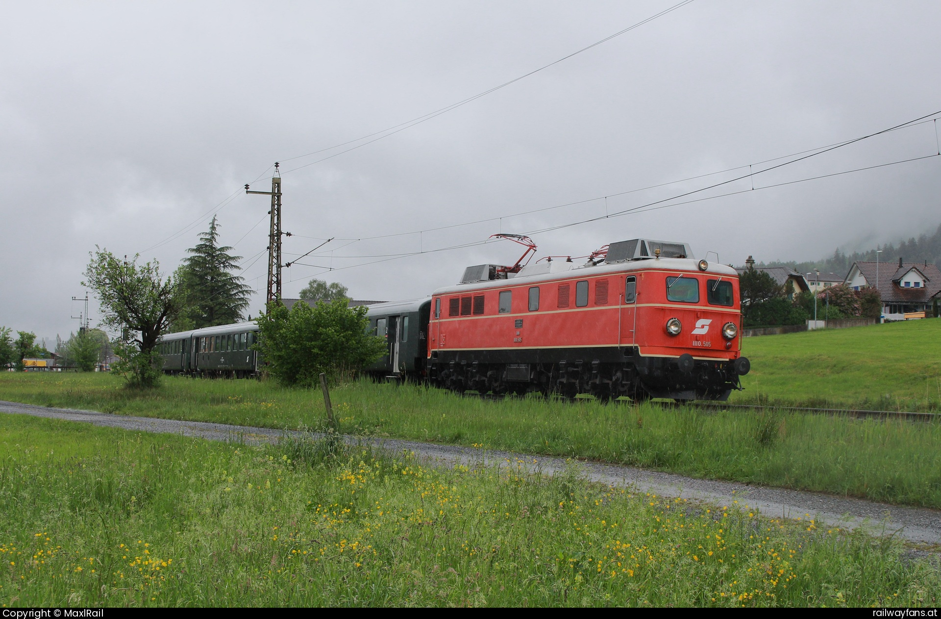 Pro Bahn Vorarlberg 1110 505 in Nendeln mit dem SLP 14494 - Trotz des Regens am 5.5.2025 gab es einige blühende Wiesen so wie hier kurz hinter dem Bahnhof Nendeln im Fürstentum Liechtenstein.
Die 1110.505 fuhr an diesem Tag für eine Gruppe Fotografen durch Vorarlberg und Liechtenstein.  Feldkirch - Buchs SG Railwayfans