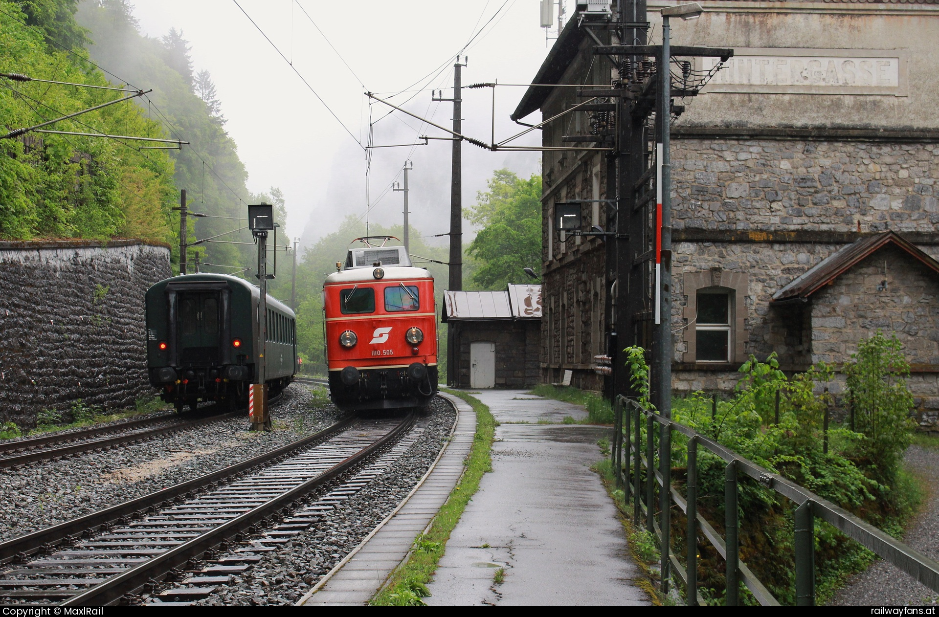 Pro Bahn Vorarlberg 1110 505 in Hintergasse mit dem SLP 14494 - Irgendwann Anfang der 80er Jahre steht ein bergwärts fahrender Schnellzug im Bahnhof Hintergasse und wartet auf die Kreuzung mit der 1110.505, die von einer Nachschiebeleistung vom Arlberg talwärts rollt.
Die nostalgische Szene geschah so beim Stürzen des Fotozuges am 5.5.2025.  Arlbergbahn Railwayfans