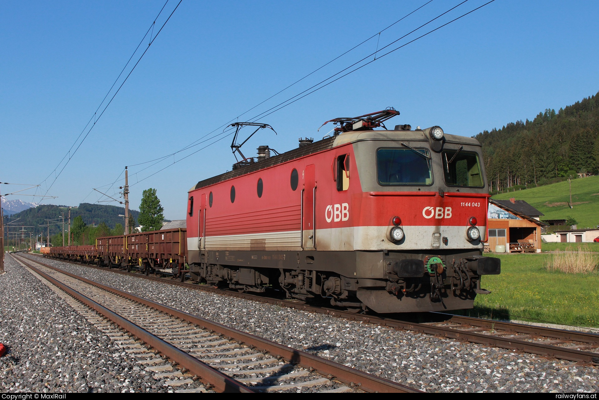 ÖBB 1144 043 in St. Martin am Grimming - Am sonnigen 2.5.2025 steht die 1144 043 als Arbeitszuglok im Bahnhof St.Martin am Grimming und wartet mit einigen Materialwagen auf die Abfahrt nach Stainach-Irdning.
Die 1044 043 erhielt nach einem Unfall den Kasten der ehemaligen Vorserienlok 1044.02 in angepasster Form.
Spezialität des Bahnhofs St.Martin am Grimming ist, dass dieser als letzter ein Stellwerk der Bauart 