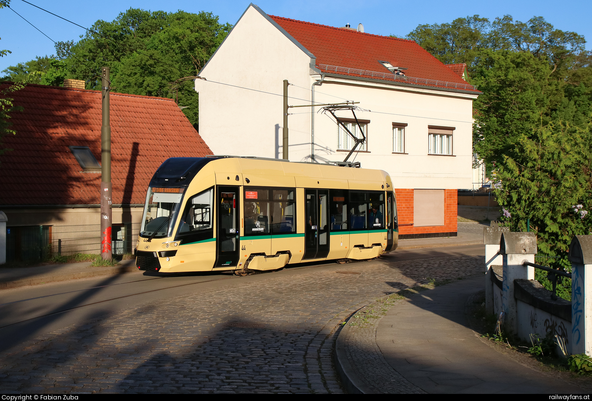 Straßenbahn Woltersdorf 44 in Woltersdorf Blumenstraße  Railwayfans