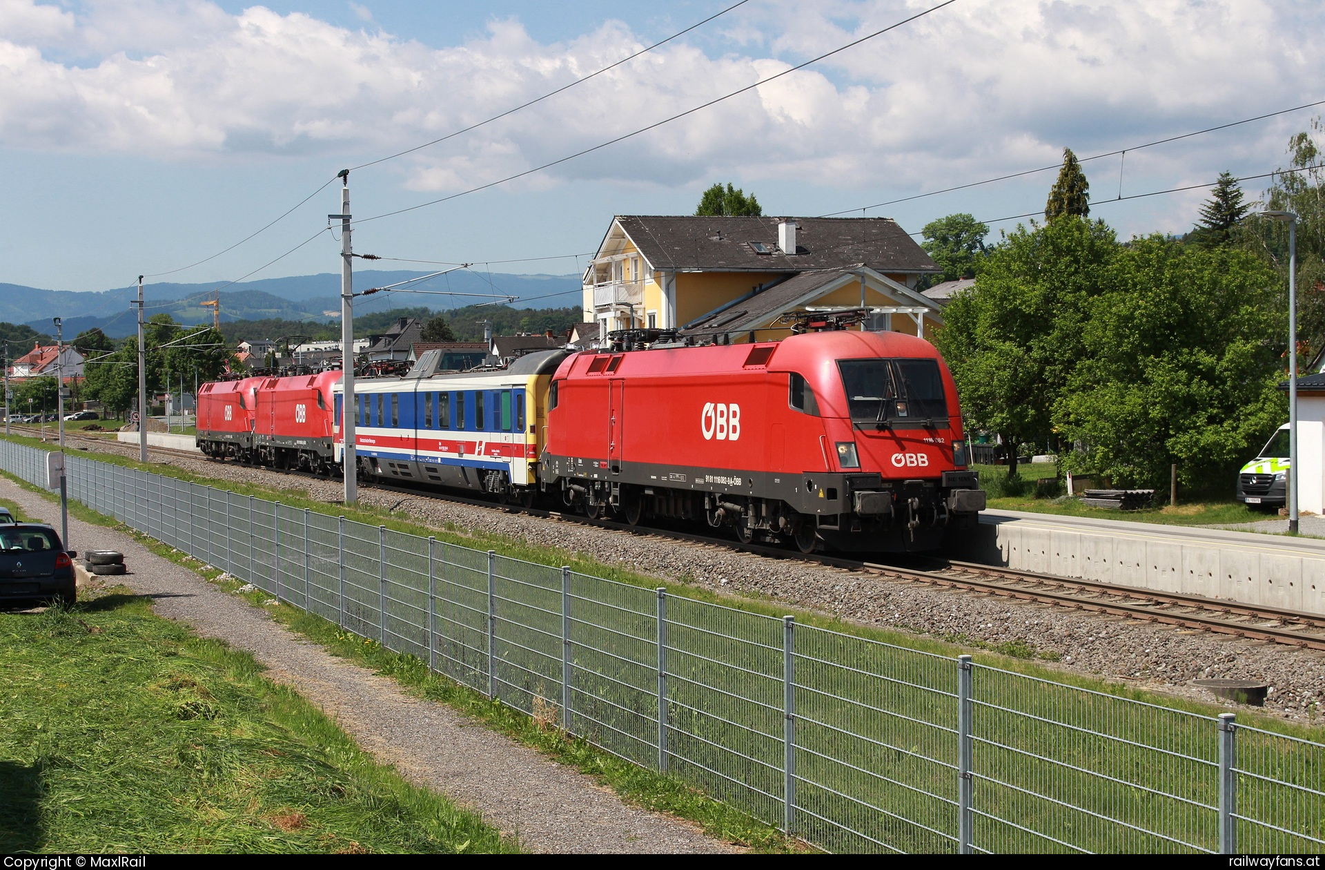 ÖBB 1116 082 in Pölfing-Brunn - Die 1116 082 sowie die 1116 090 und die 1016 050 fuhren am 14.5.2025 mit dem Messwagen 99 81 9163 504-9 von Wies-Eibiswald nach Lannach hier bei der Durchfahrt durch die Haltestelle Pölfing-Brunn.
Ob die 1116 082 geschoben wurde oder über ein Kabel mit Fahrleitungsspannung versorgt wurde und Leistung abgab ist mir leider nicht bekannt.  steirische Westbahn Railwayfans
