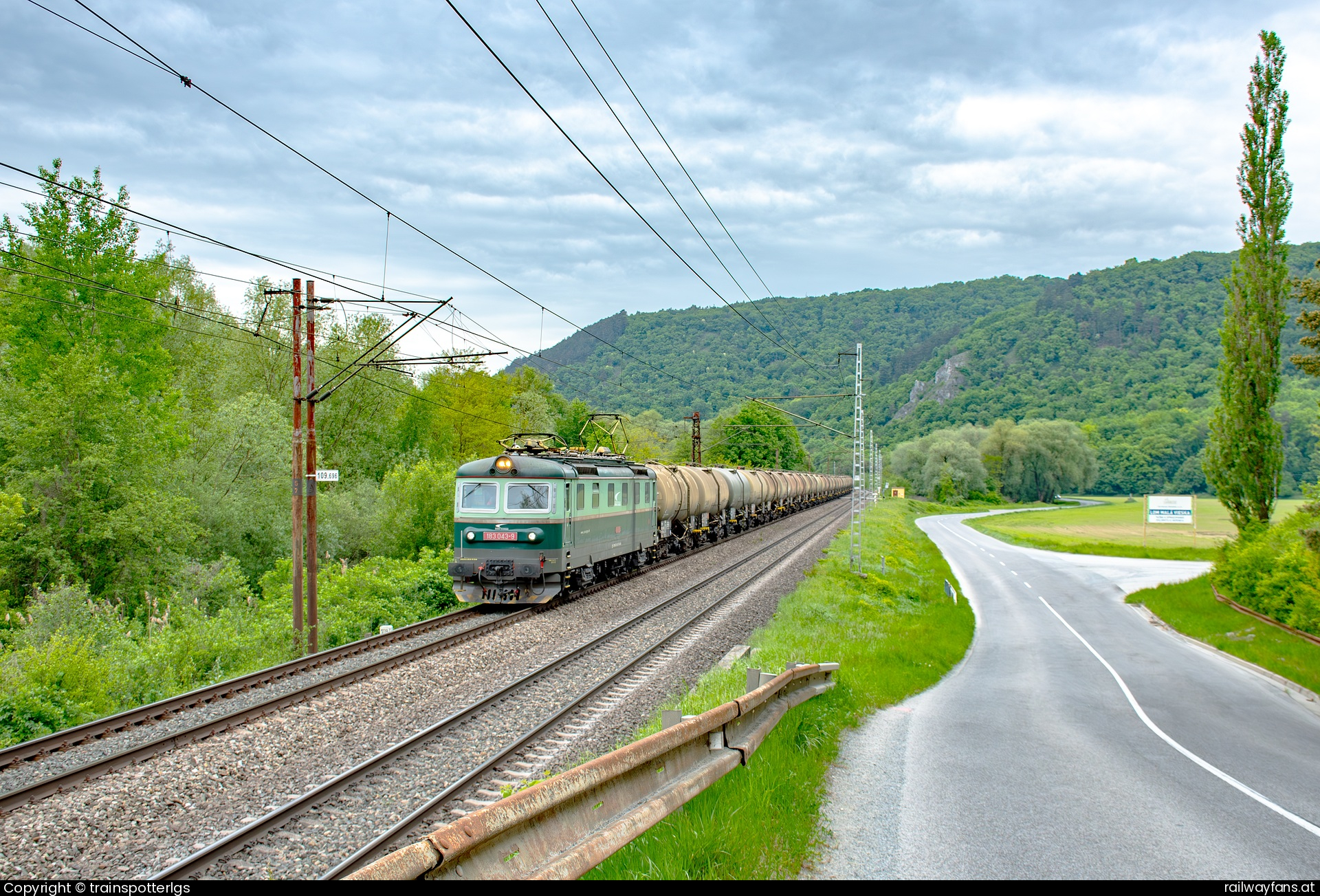 ZSSK Cargo 183 043 in Družstevná pri Hornáde - ZSSKC 183 043 whit ''Stozok Train'' spotted near Sokoľ   Railwayfans