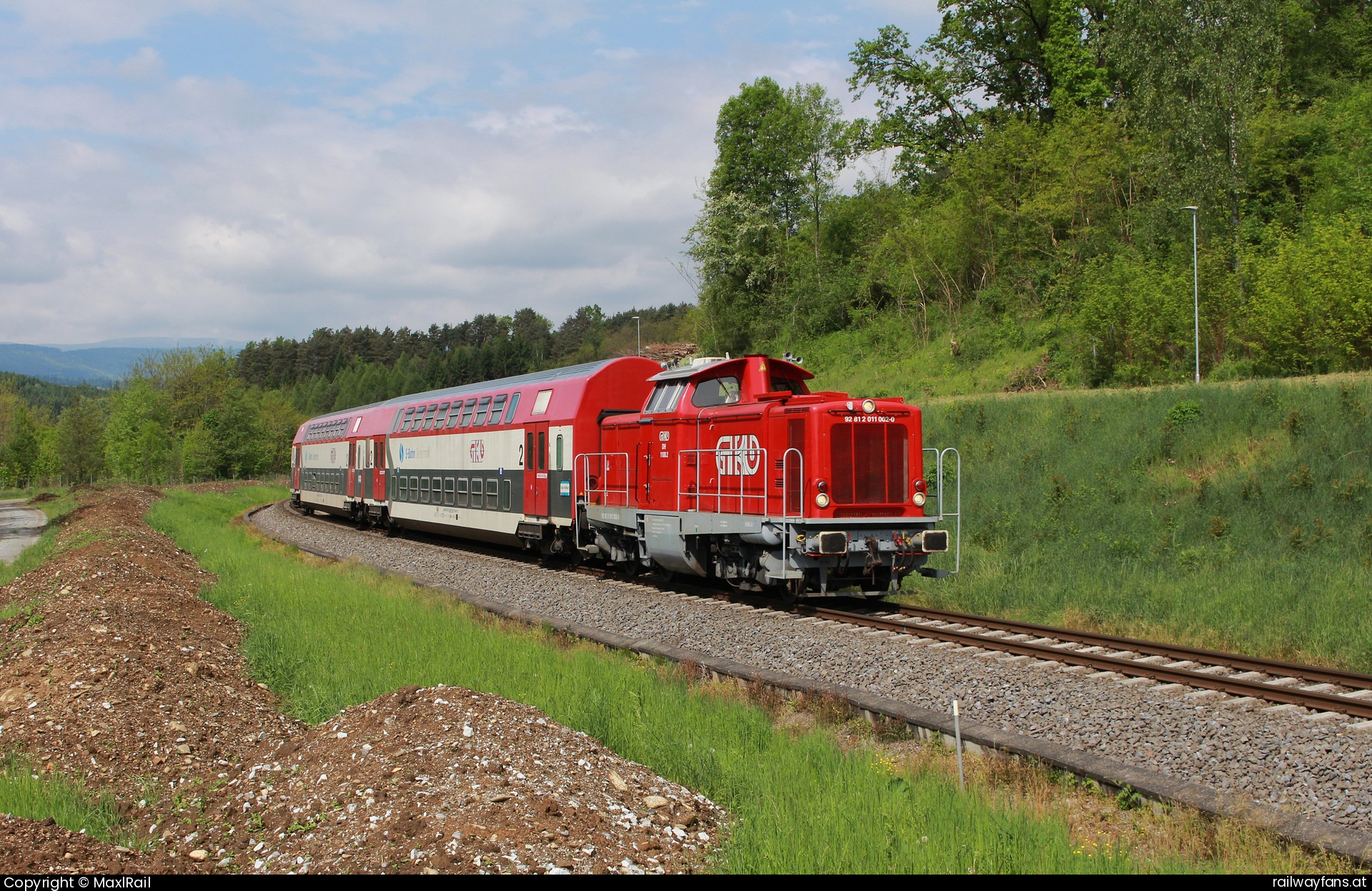 GKB 1100.2 in Bärnbach mit dem SB 8422 - Wegen Triebwagenmangel wurde am 10.5.2025 der Umlauf 8409/8422 zwischen Graz Hbf und Köflach mit einem Doppelstockzug sowie der 1100.2 geführt.
Hier fährt die SB8422 kurz vor Bärnbach in Richtung Graz Hbf.
Planmäßig gibt es am Wochenende keine Einsätze der Doppelstockzüge auf der Graz-Köflacherbahn.  steirische Westbahn Railwayfans