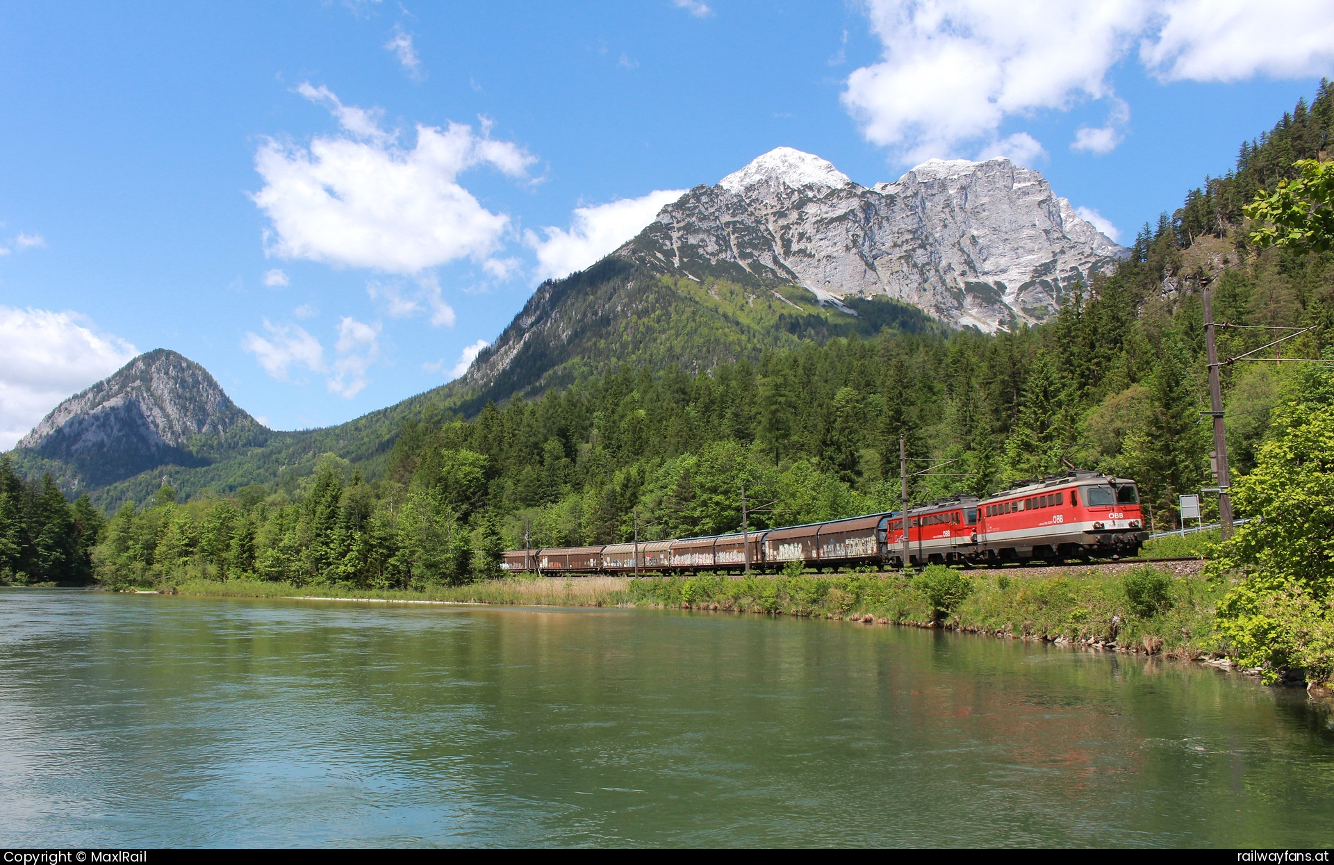 ÖBB 1142 638 in Gstatterboden -  Mit einem gemischten Güterzug von Graz Vbf nach Linz Vbf fuhren am 19.5.2025 die 1142 638 und die 1142 683 kurz hinter Gstatterboden entlang der Enns in Richtung ihres Zieles.  Gesäusebahn Railwayfans