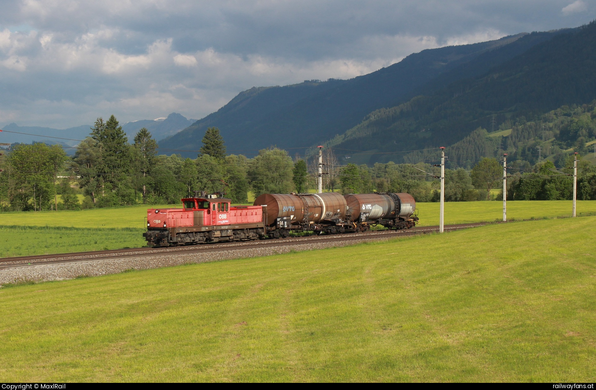 ÖBB 1063 018 in Dietmannsdorf bei Trieben - In einem kurzen Sonnenfenst fährt am Morgen des 19.5.2025 die 1063 018 mit einem kurzen Verschubgüterzug von Selzthal nach Gaishorn hier kurz vor dem Bahnhof Trieben.  Schoberpass Railwayfans