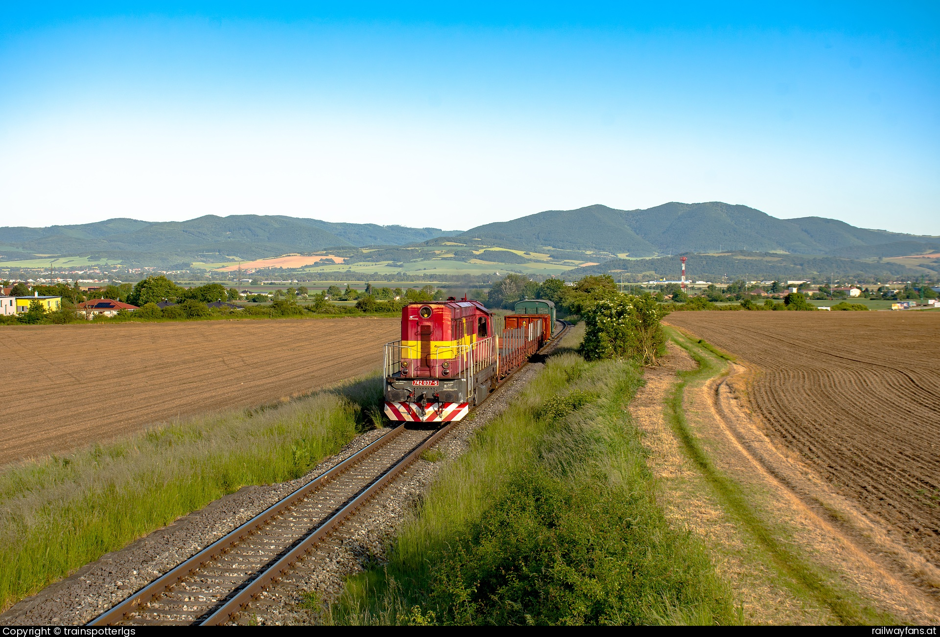 ZSSK Cargo 742 037 in Trenčianska Turná - ZSSKC 742 037 whit ''Fototrain'' spotted near Trenčianska Turná   Railwayfans