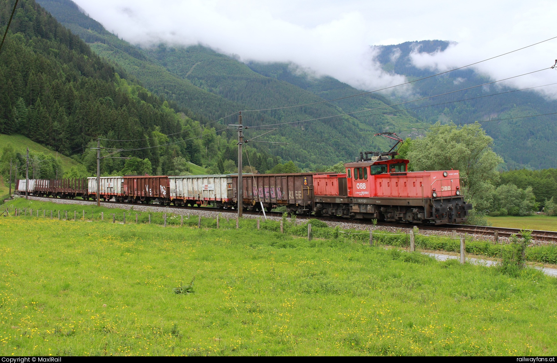 ÖBB 1063 018 in Admont - Am verregneten 21.5.2025 fährt die 1063 018 