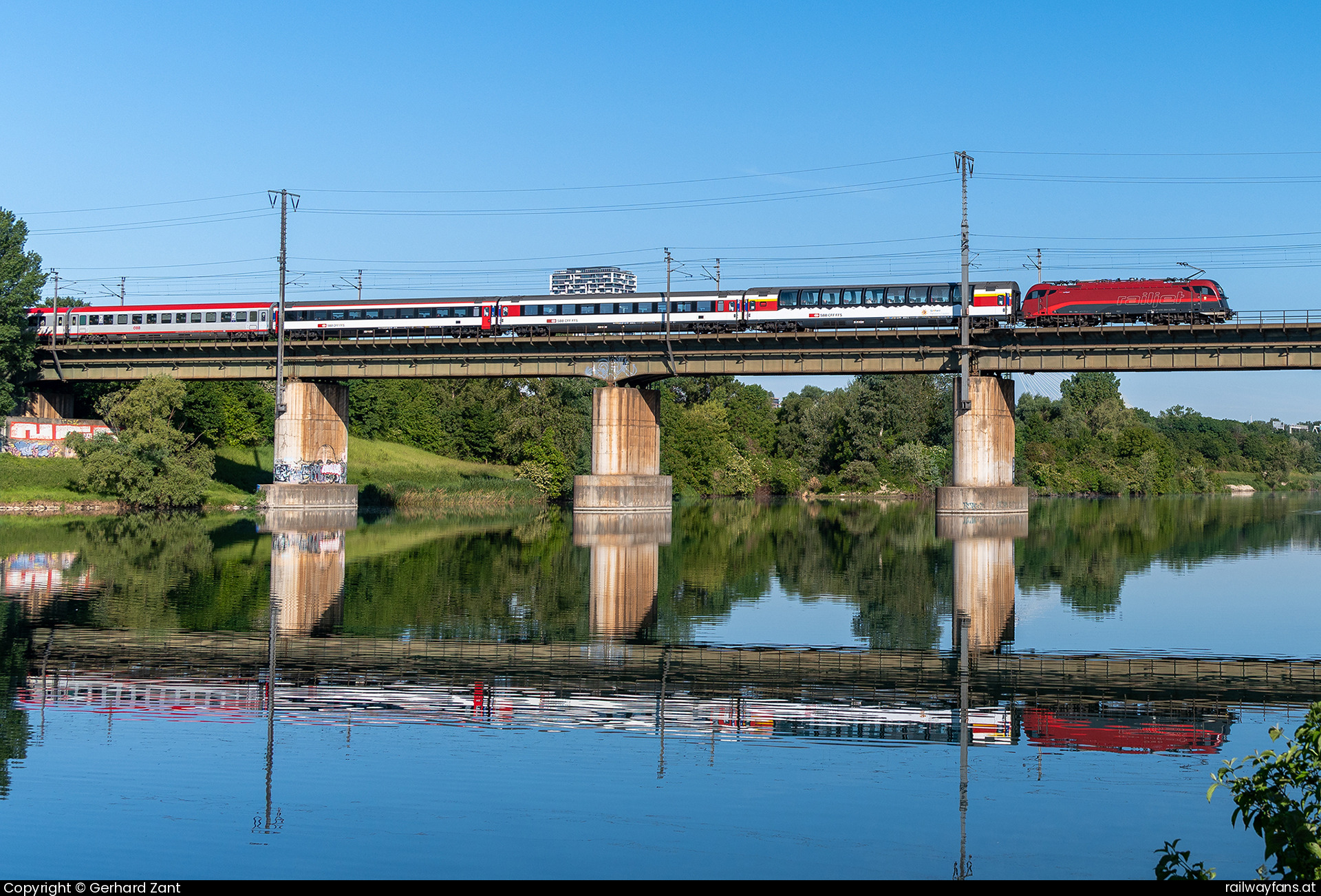 ÖBB 1216 in Raffineriestraße mit dem EC 106  Railwayfans
