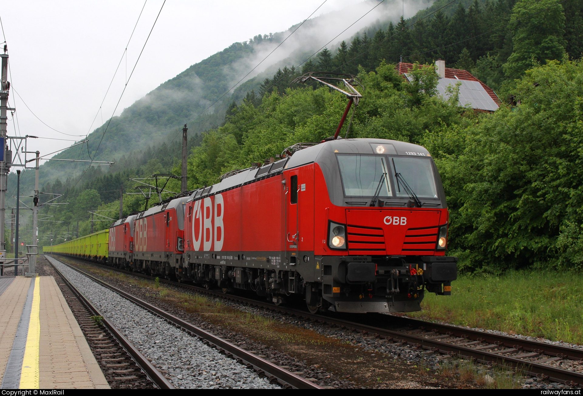 ÖBB 1293 141 in Reichraming - Die 1293 141, 1293 083 und die 1293 037 warten am 22.5.2025 mit einem knapp 2300t schweren Eisenerzpelletszug von Monfalcone kommend im Bahnhof Reichraming auf die Weiterfahrt nach Linz Stahlwerke.  Kronprinz Rudolf-Bahn Railwayfans