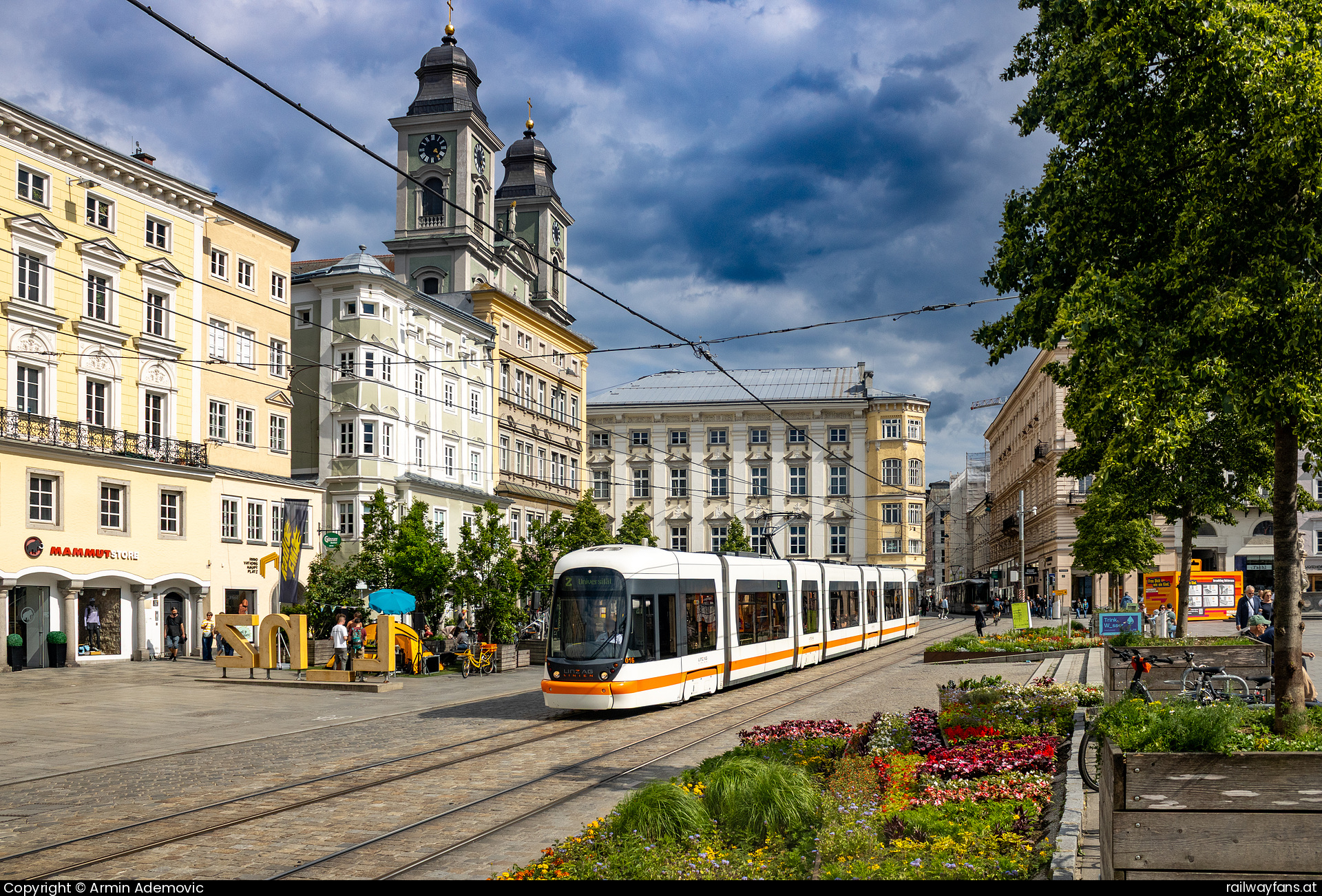 LINZ AG Linien Cityrunner 016 in Linz Hauptplatz Linz Linie 2 | Universität – solarCity Railwayfans