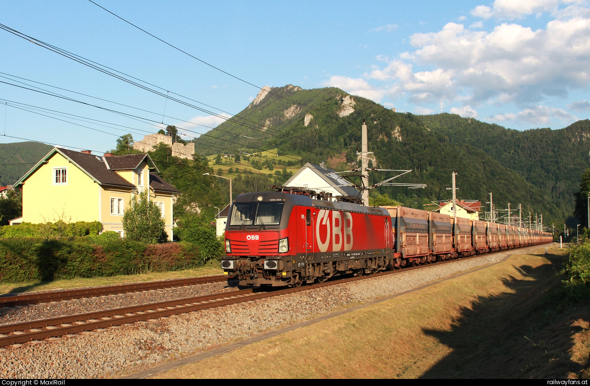 ÖBB 1293 059 in Losenstein - Die 1293 059 steht am Abend des 24.5.2025 mit einem Erzzug von Jesenice kommend im Bahnhof Losenstein und wartet auf die Weiterfahrt nach Linz Stahlwerke.  Kronprinz Rudolf-Bahn Railwayfans