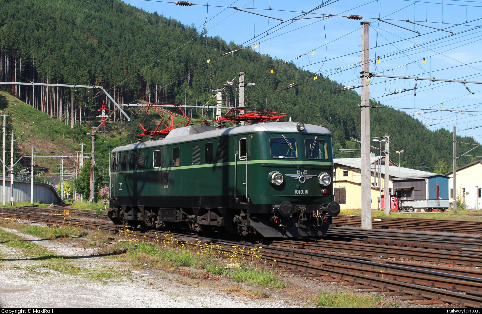 Club 1018 1010 010 in Selzthal - Am angenehm warmen 1.6.2025 fuhr die 1010.10 mit einem Sonderzug von Wien Nußdorf nach Bad Aussee zum jährlichen Narzissenfest hier im Bahnhof Selzthal beim Stürzen des Zuges.   Railwayfans
