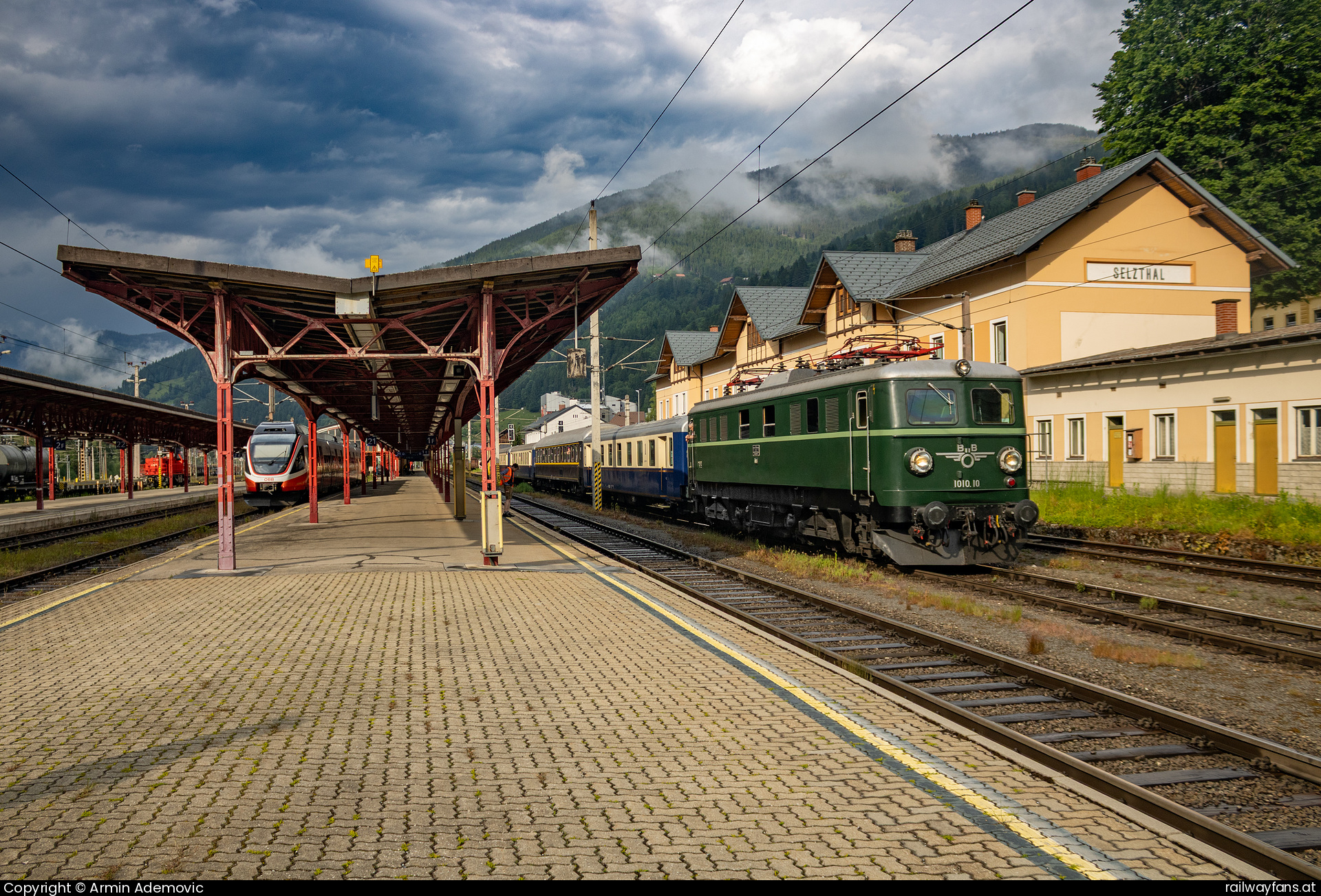 Club 1018 1010 010 in Neulassing mit dem SD 14630 Kronprinz Rudolf-Bahn Railwayfans