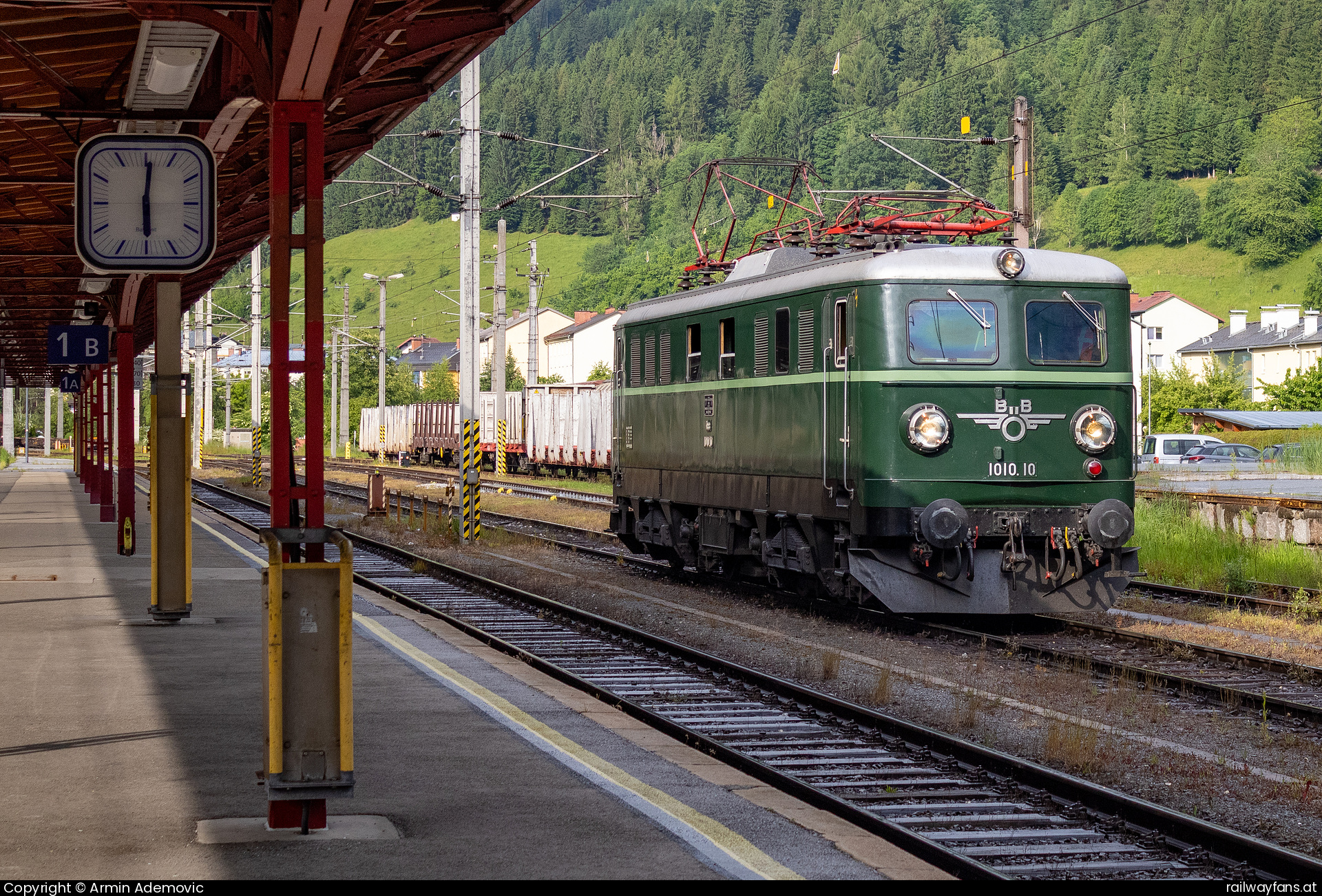 Club 1018 1010 010 in Selzthal mit dem SD 14630 Kronprinz Rudolf-Bahn Railwayfans