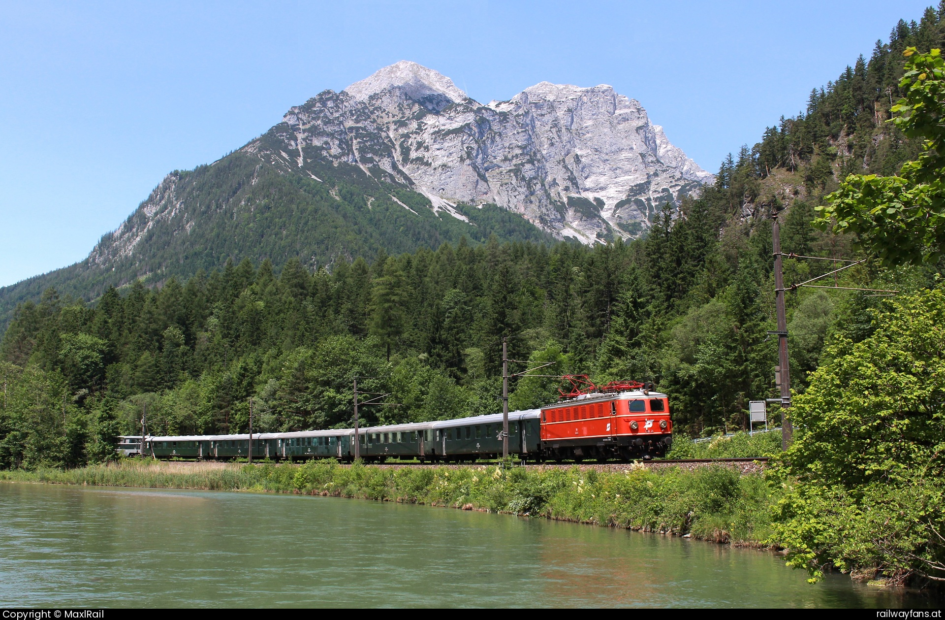 ÖGEG 1141 021 in Gstatterboden - Es könnte fast das Jahr 1982 sein, eine 1141 fährt mit einem typischen Eilzug von Bischofshofen durch das Gesäuse nach Amstetten.
Die fast romantische Szene am Fuße des Großen Buchsteins wurde so am 6.6.2025 bei Gstatterboden eingefangen.
Die 1141.21 der ÖGEG fuhr an diesem Tag gemeinsam mit der 2050.05 am Zugschluss von Selzthal über Amstetten nach Timelkam.
Am Vortag wurde einer von zwei, an die Firma Rhomberg verliehene 