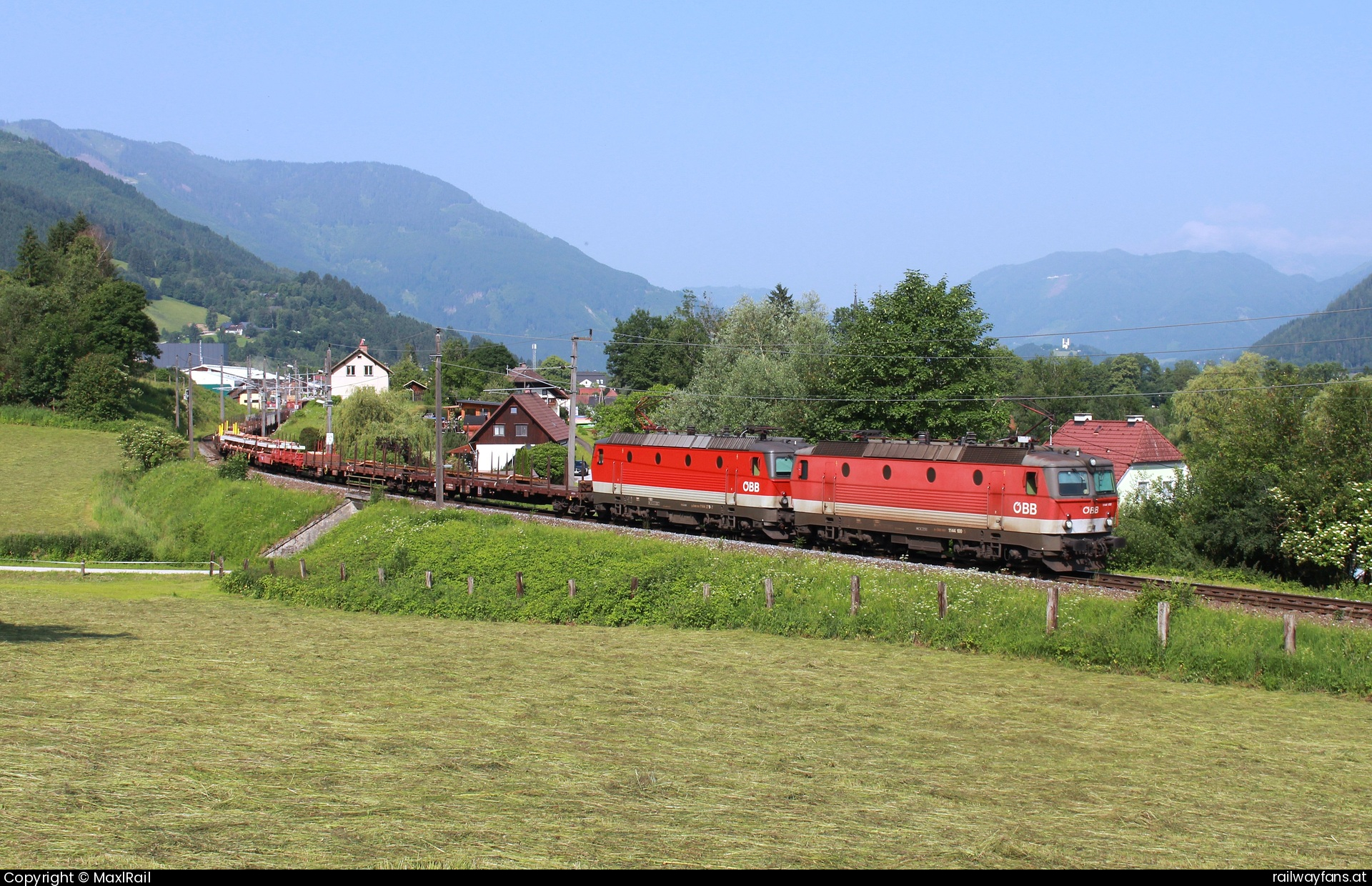ÖBB 1144 100 in Admont - Am 12.6.2025 brachten die 1144 100 und die 1144 271 einen gemischten Güterzug von Bruck an der Mur nach Linz Vbf und fahren hier in Admont ihrem Ziel entgegen.  Gesäusebahn Railwayfans