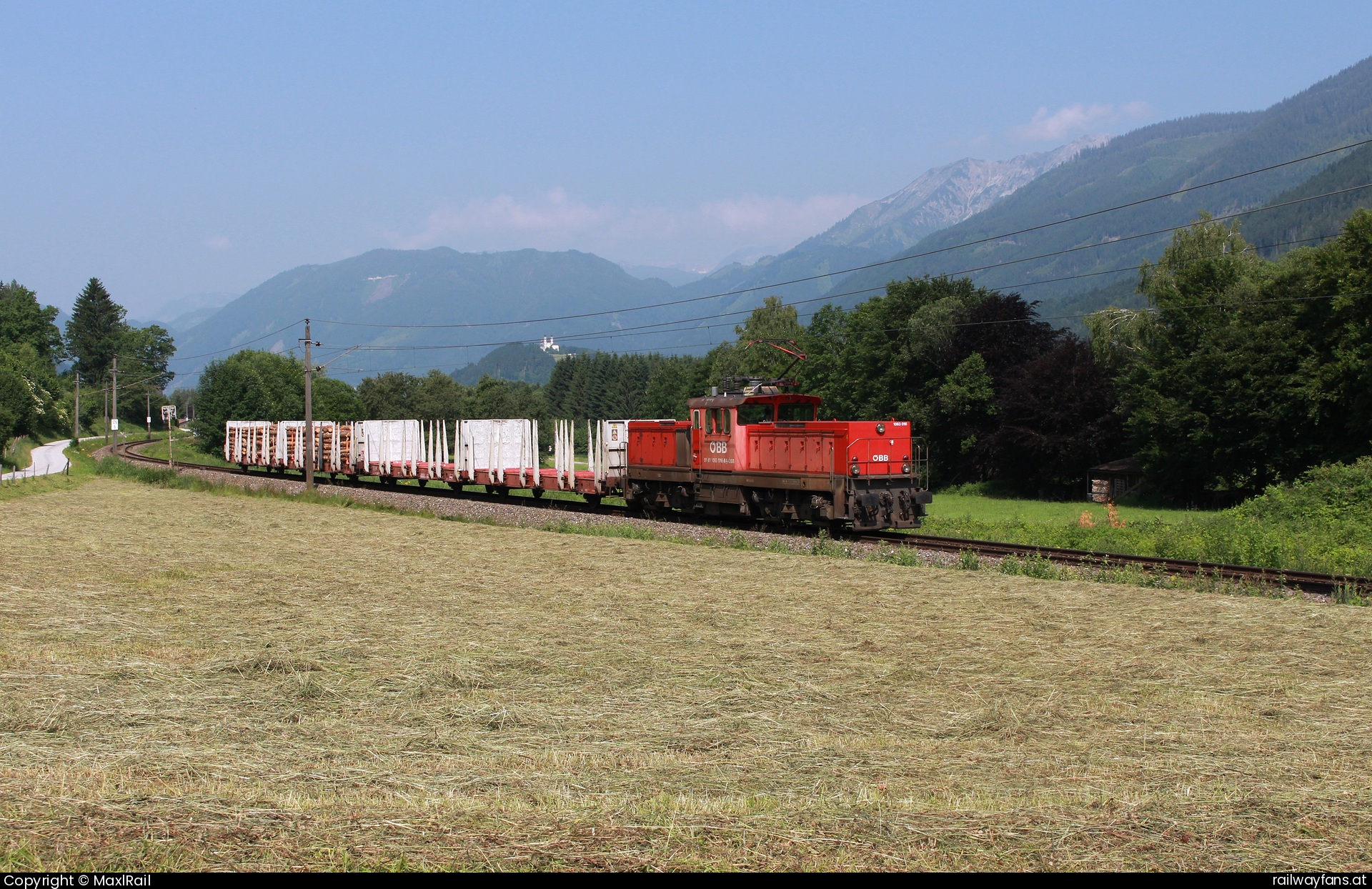 ÖBB 1063 016 in Admont - Die 1063 016 fährt am 12.6.2025 mit einem kurzen Verschubgüterzug von Selzthal kommend nach Admont hier kurz vor dem Bahnhof Admont.
Der Leerwagen wurde von Selzthal nach Admont gebracht, der mit Stammholz beladene Wagen wurde in Frauenberg aufgenommen und wurde nach Admont Selzthal mitgenommen.  Gesäusebahn Railwayfans