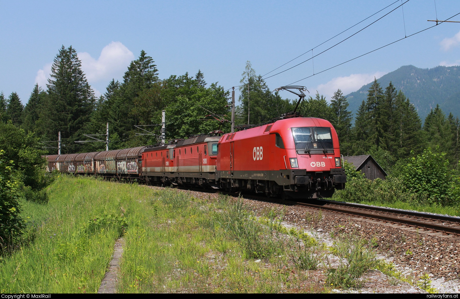 ÖBB 1116 280 in Admont - Mit einem gemischten Güterzug von Graz Vbf nach Linz Vbf rollen die 1116 280, die 1144 214 sowie die 1144 046 am 12.6.2025 durch den ehemaligen Bahnhof Gesäuse Eingang ihrem Ziel entgegen.  Gesäusebahn Railwayfans