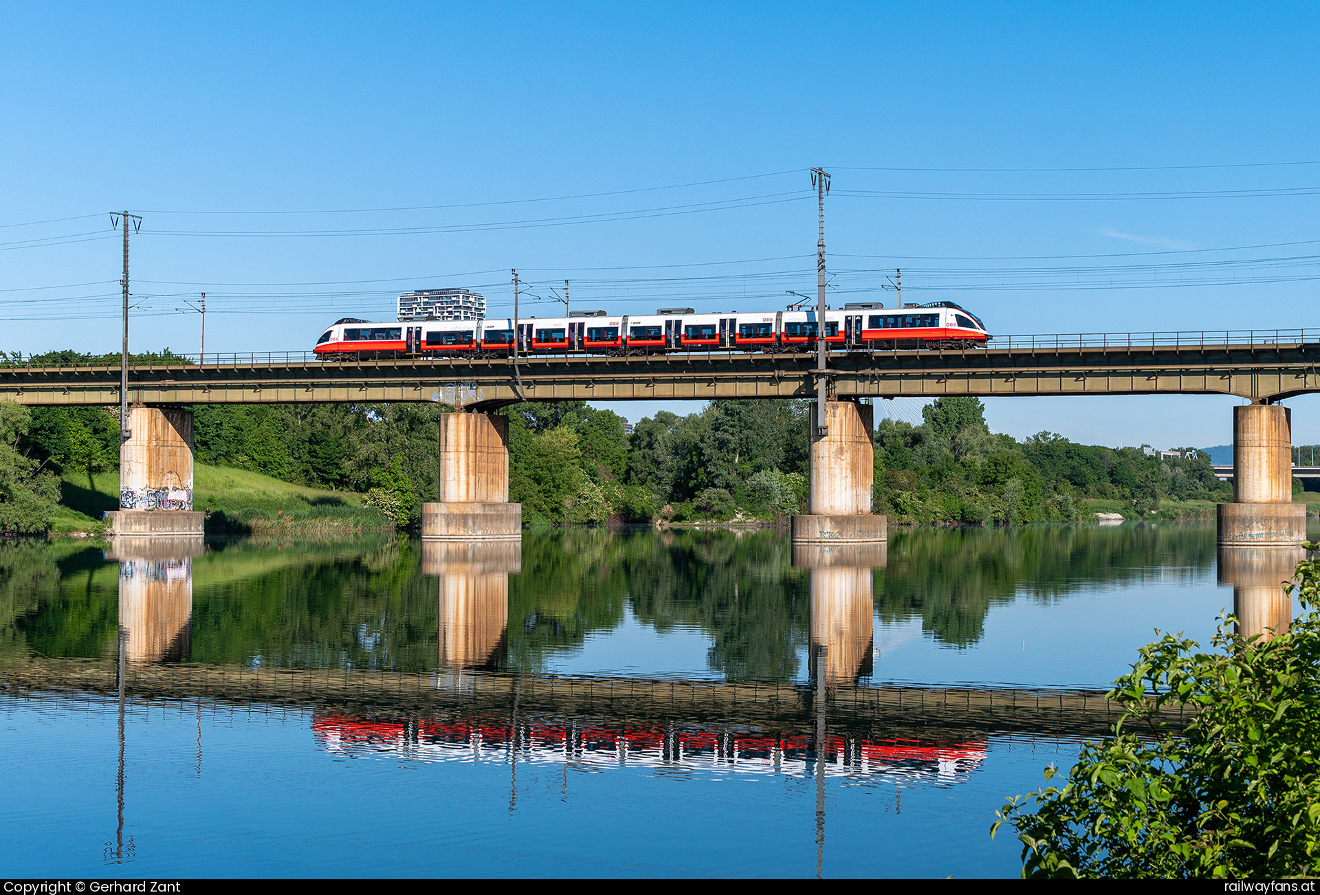 ÖBB 4024 in Stadlauer Lände mit dem S 80  Railwayfans