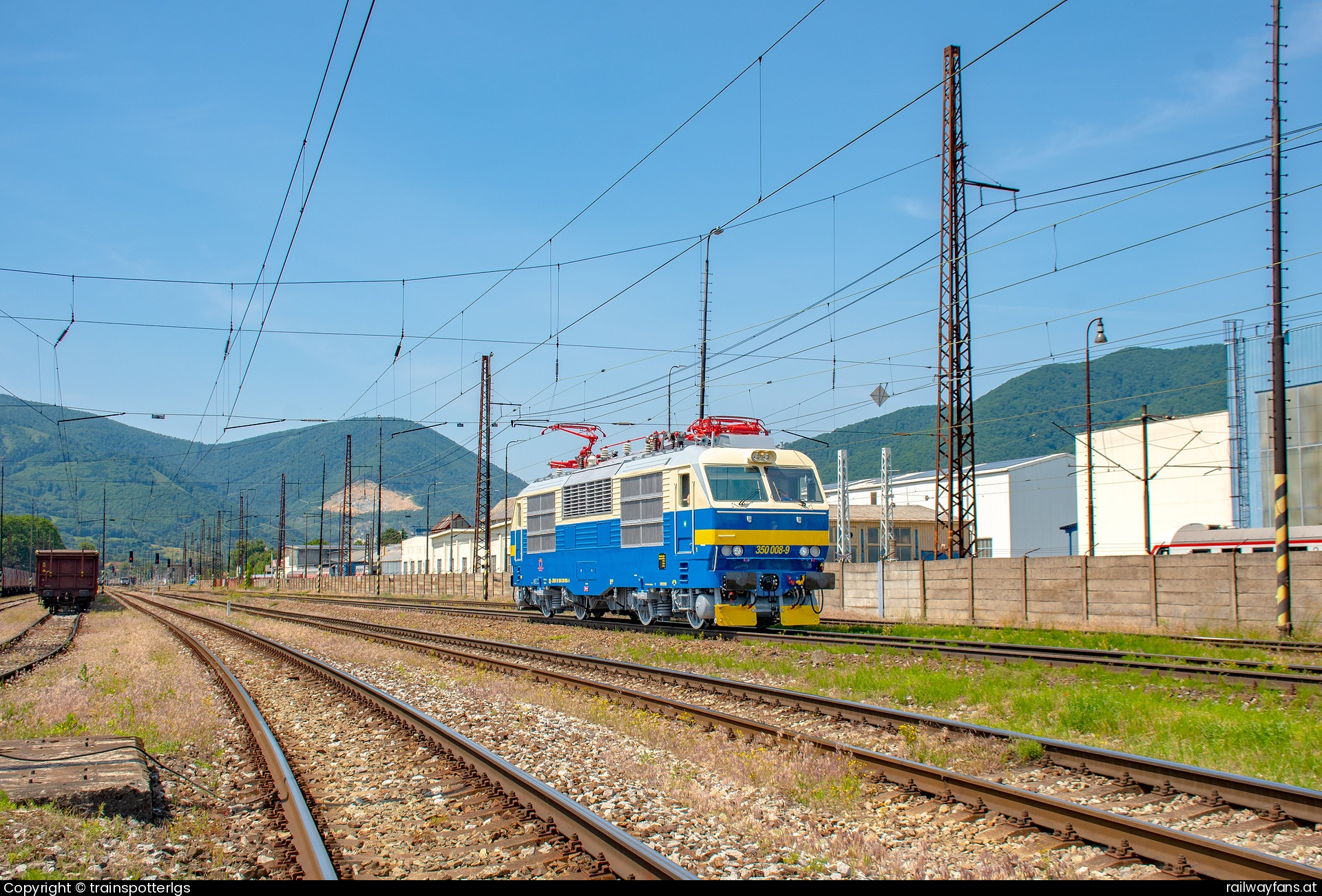 ZSSK 350 008 in Nákladné nádražie  Railwayfans