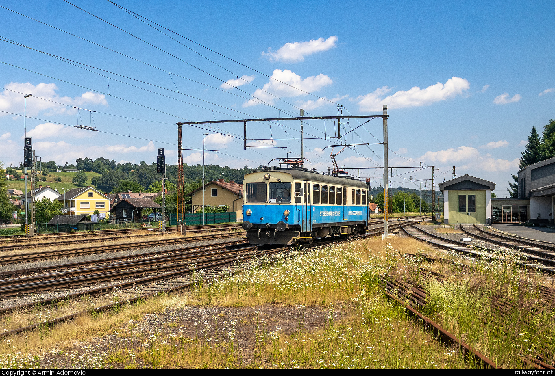 StLB ET1 in Bahnhofstraße mit dem R532 8106 Gleichenberger Bahn | Feldbach - Bad Gleichenberg Railwayfans