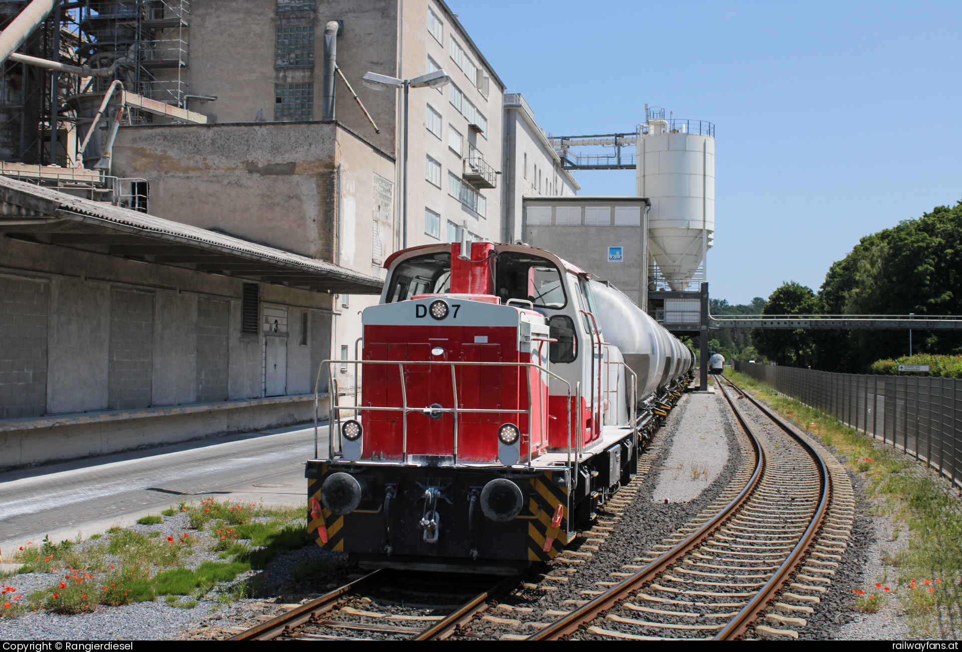 SKALK 507 057 in Dehrn - D 7 (Krauss-Maffei 19872/1979) rangierte am heutigen Tag einige Kalkwagen im Werk Steeden der Schaefer Kalk GmbH & Co. KG. Ihre Frankfurter Herkunft kann die Lok nicht verbergen, sie trägt immer noch die Lackierung und Nummer ihrer HFM-Zeit. Das Bild entstand legal von außerhalb des Werkes, es wurde nur etwas 