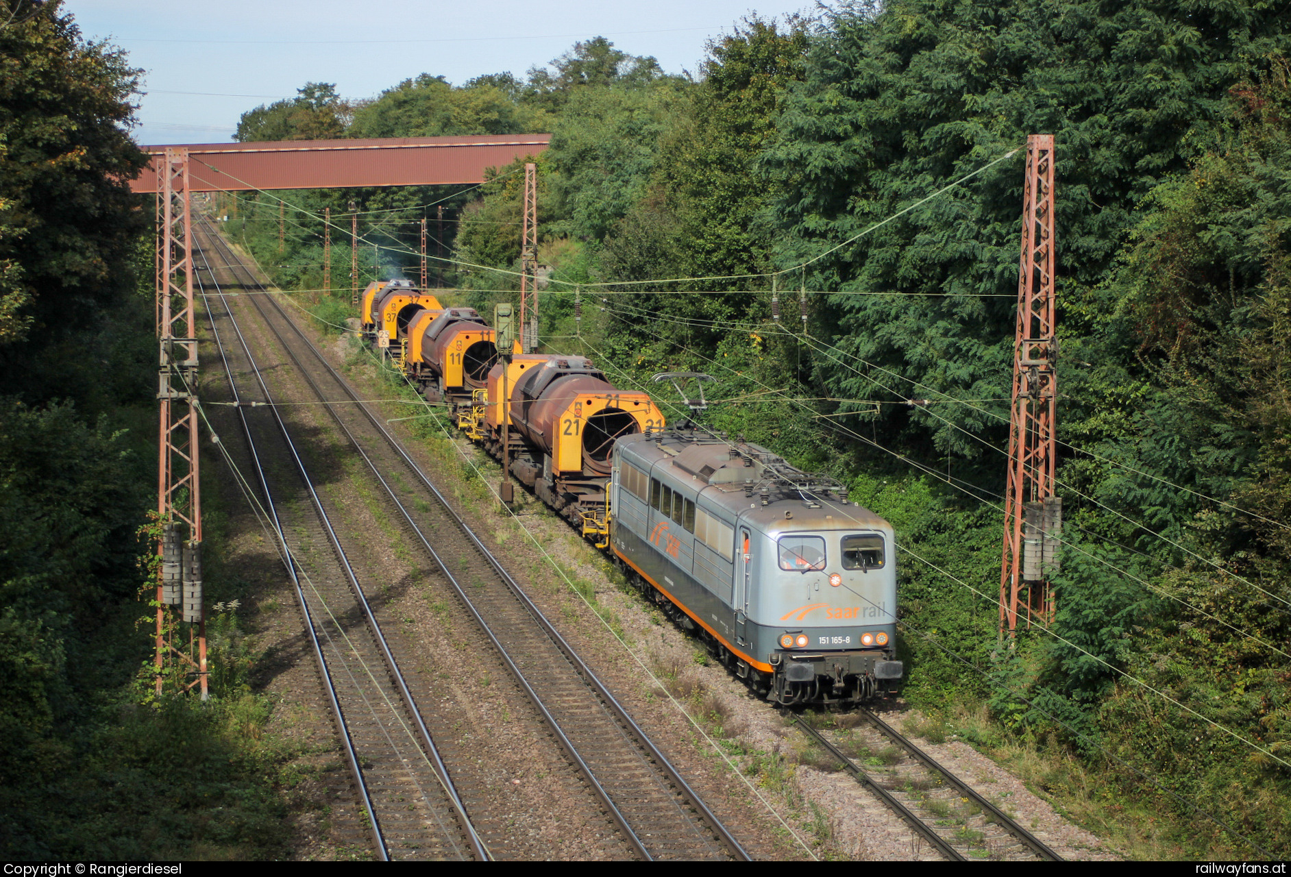 Saar Rail GmbH  151 165 in B 51 mit dem DGS 91307 - 151 165-8 mit dem aus drei Torpedopfannenwagen bestehenden DGS 91307 am Abzweig Dillingen (Saar) Süd  3215 Railwayfans