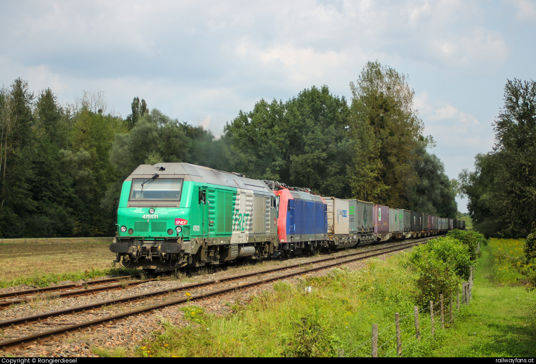 SNCF 475131 in Mothern - In der Mittagshitze des 19.08.2024 zerrt 475131 kurz hinter Lauterbourg 482 011 samt Zug Richtung Strasbourg.   Railwayfans