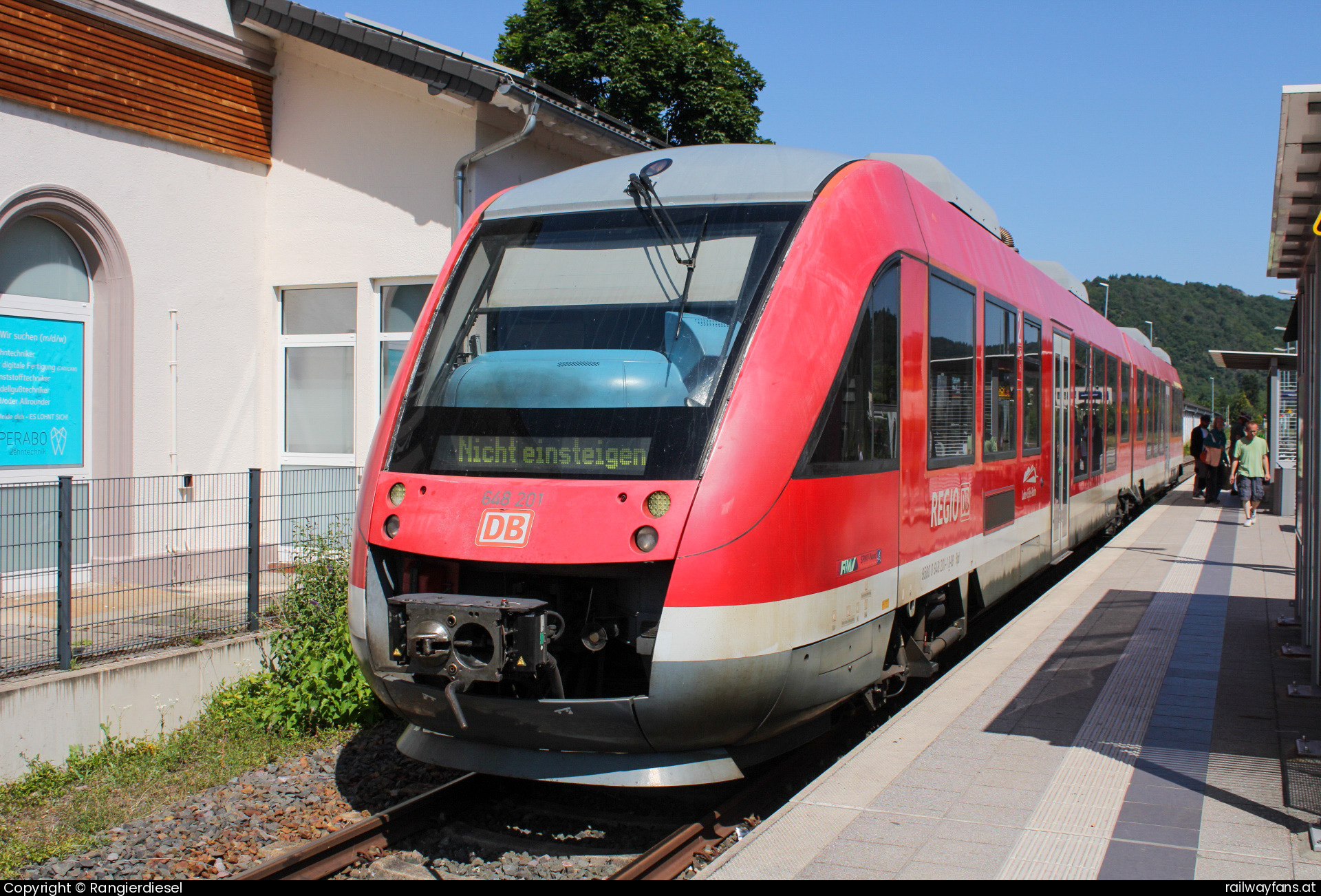 DB Regio 648 201 in Nassau (Lahn) mit dem RB 12620 - „Sehr geehrte Fahrgäste, der nächste Halt ist Nassau. Aufgrund einer Fahrzeugstörung endet dieser Zug außerplanmäßig hier.“ Was nun? Der nächste Zug kommt erst in einer dreiviertel Stunde! Ganz einfach: Schnell ein paar Schnappschüsse und dann im Supermarkt neben an die Vorräte für den Heimweg aufstocken. 648 201 wollte nicht mehr, weshalb die RB 12620 außerplanmäßig in Nassau (Lahn) endete.  3710 Railwayfans