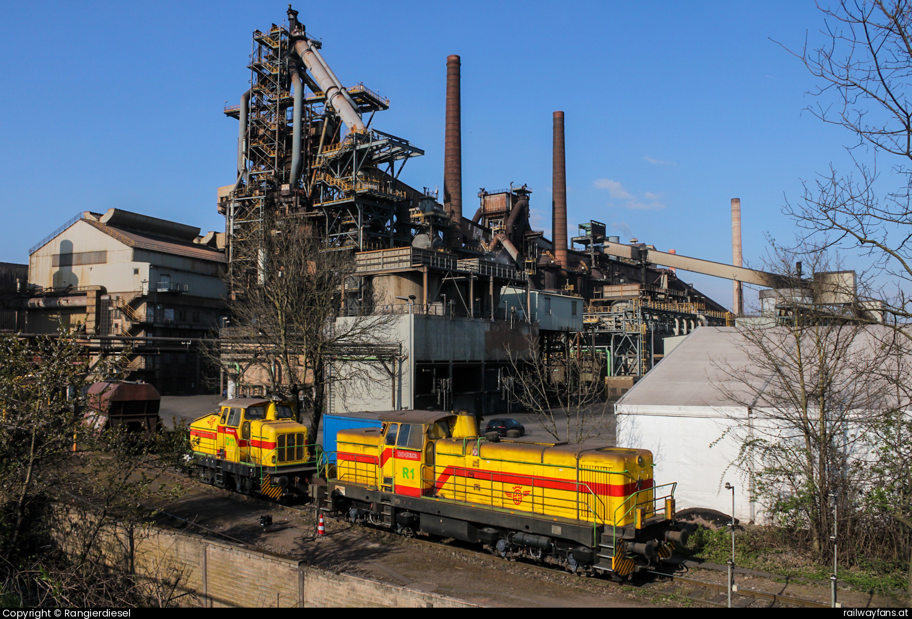 AG der Dillinger Hüttenwerke  R1 in L 174 - R1 (Henschel 31071/1965) und D11 (Henschel 31238/1967) stehen in der Nähe des Hochofens 4 und warten auf neue Einsätze.   Railwayfans