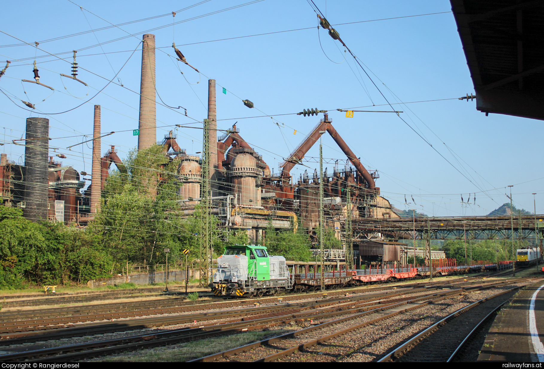 Saar Rail GmbH  650 143 in Völklingen - Am Morgen des 03.06.2025 rangierte die Leihlok 650 143-7 vor der Kulisse des Weltkulturerbe Völklinger Hütte einige Wagen.   Railwayfans