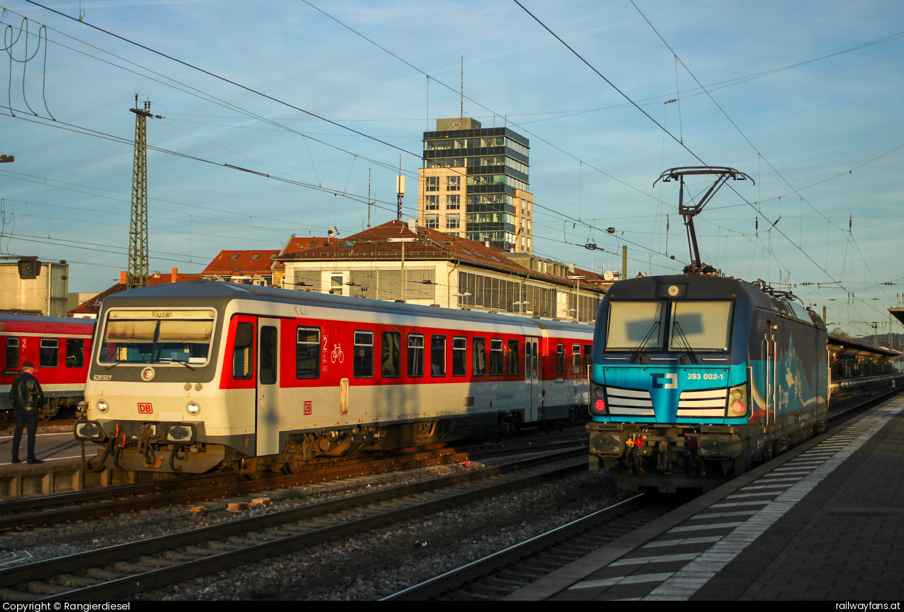 DB Regio 628 507 in Kaiserslautern Hauptbahnhof mit dem RB 12876 - Am Abend des 27.12.2024 steht 628 507 