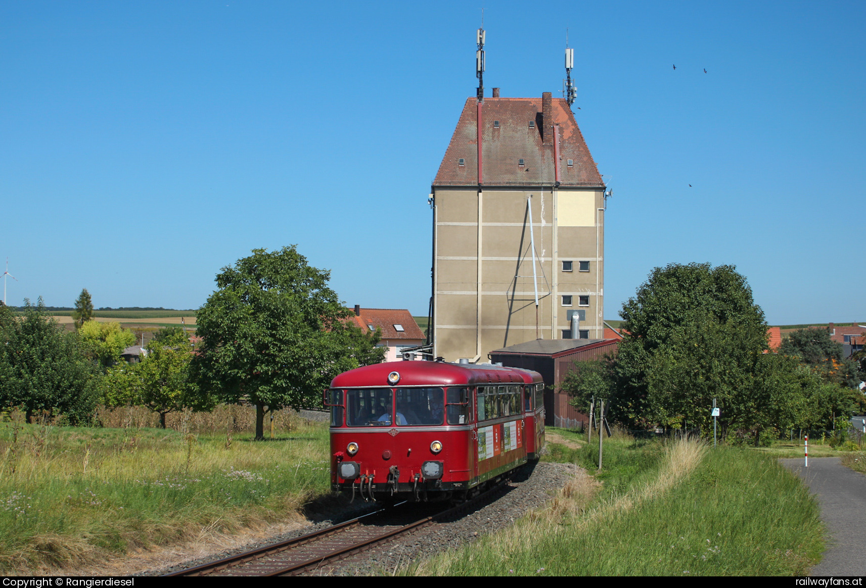 Interessengemeinschaft Mainschleifenbahn e.V. 796 702 in Prosselsheim mit dem MSB 04 - Am 11.08.2024 ging es mit drei Hobbykollegen zur Mainschleifenbahn. Wir positionierten uns in Prosselsheim und warteten auf die Schienenbusgarnitur. Gegen 14:20 Uhr machte es klick und 796 702 und 996 726 wurden als MSB 04 nach Seligenstadt MSB auf die Speicherkarte gebannt.  5203 Railwayfans